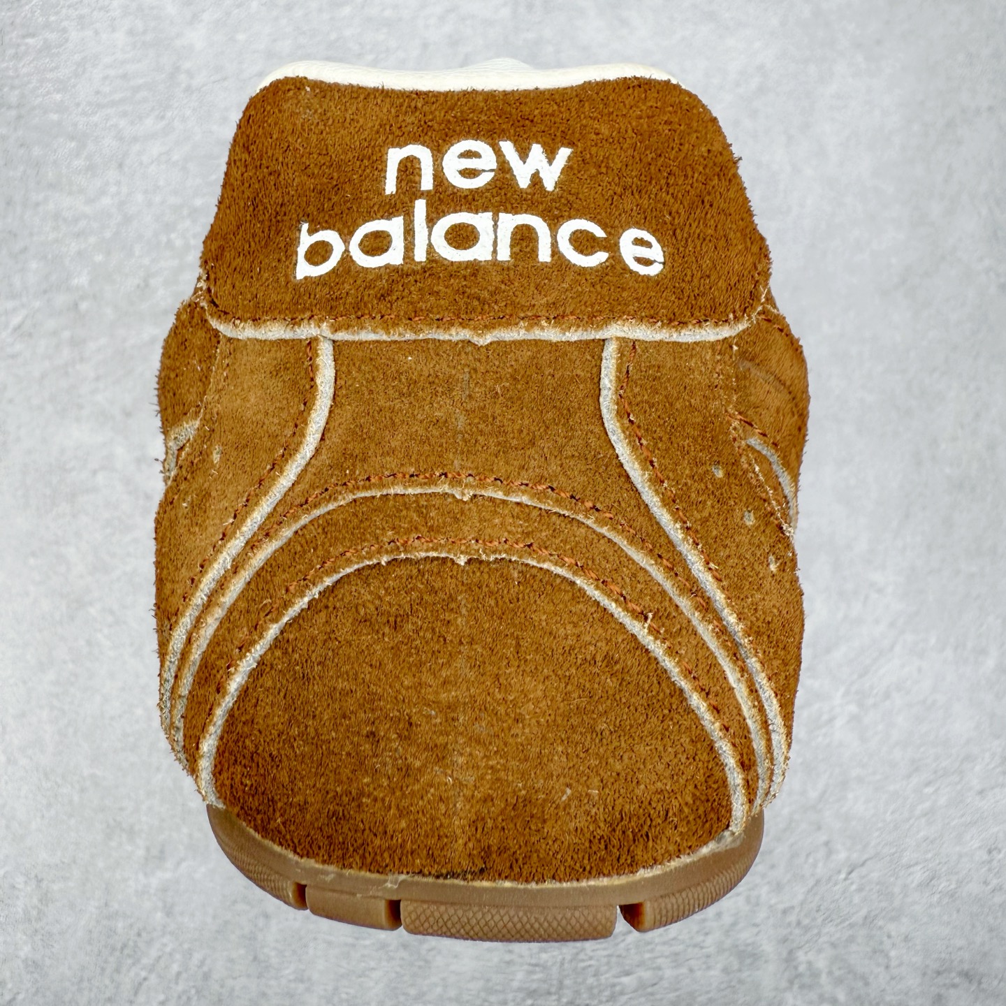 图片[8]-＃福利特价 MiuMiu x New Balance NB530 SL缪缪联名系列低帮经典复古休闲运动慢跑鞋 近几年运动品牌与各大潮流品牌不断推出联名产品，在球鞋圈拥有极高的热度。此外，奢侈品牌和运动品牌联名也早已非新鲜事，继 Dior 和 Jordan Brand 以及 Prada 和 adidas 合作后。近日，Miu Miu与New Balance的合作基本已经成为定番，每年都会上新，而近期的最新联名也已经正式曝光，预计会在24年春夏面世！相比之前两次使用的574，这次Miu Miu带来了全新风格。采用了全新型号MR530进行设计，继续使用复古的旧化效果和去年就被带火的美拉德配色打造。Miu Miu作为千禧文化的重要推手，这次也是直接挑选了New Balance 2000年代时发布的健身跑鞋MR530。整体做旧效果非常明显，甚至有些二手鞋的感觉，多少是有点瘦巴黎世家影响了……配色方面将会推出米色和棕色两种颜色可供选择，整体覆盖了做旧麂皮，鞋舌和鞋垫和之前一致，有Miu Miu的Logo，同时搭配皮革和棉质双鞋带组成。尺码：35.5 36 37 37.5 38 38.5 39.5 40 40.5 41.5 42 42.5 43.5 44 45-选品中心