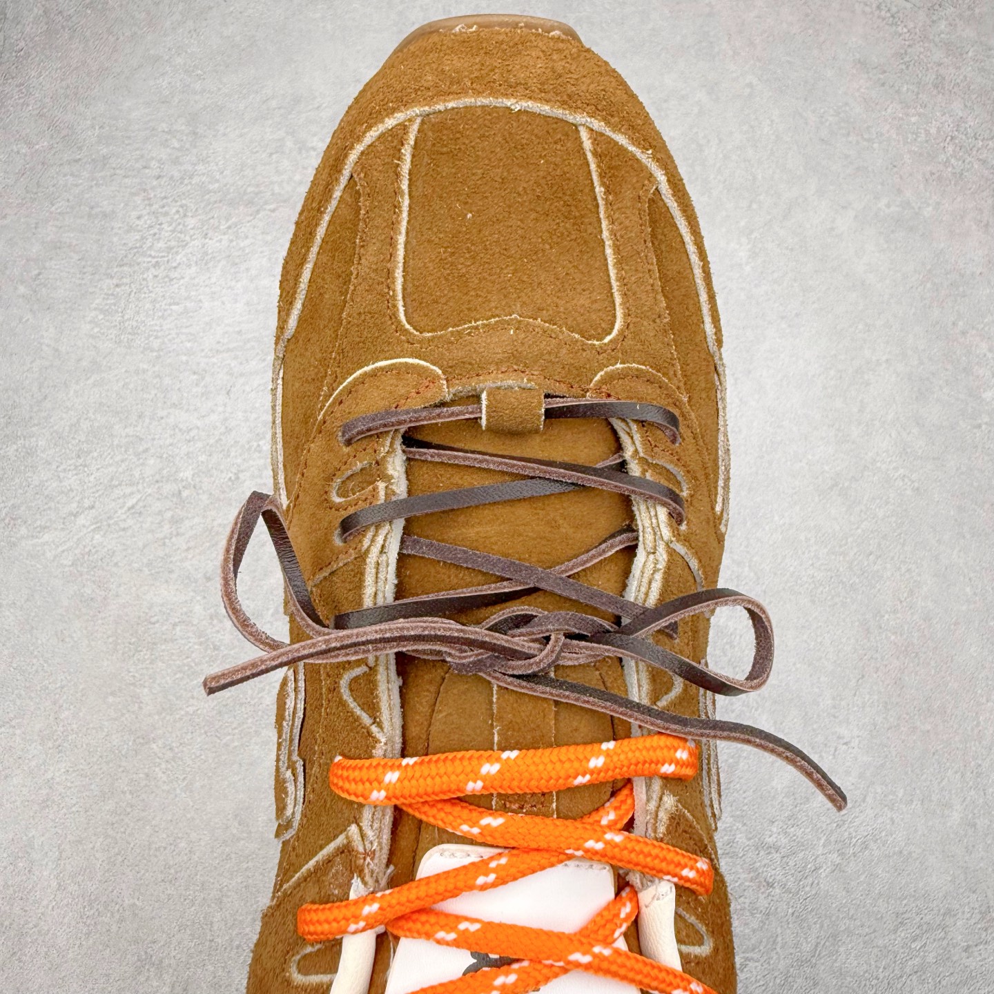 图片[4]-＃福利特价 MiuMiu x New Balance NB530 SL缪缪联名系列低帮经典复古休闲运动慢跑鞋 近几年运动品牌与各大潮流品牌不断推出联名产品，在球鞋圈拥有极高的热度。此外，奢侈品牌和运动品牌联名也早已非新鲜事，继 Dior 和 Jordan Brand 以及 Prada 和 adidas 合作后。近日，Miu Miu与New Balance的合作基本已经成为定番，每年都会上新，而近期的最新联名也已经正式曝光，预计会在24年春夏面世！相比之前两次使用的574，这次Miu Miu带来了全新风格。采用了全新型号MR530进行设计，继续使用复古的旧化效果和去年就被带火的美拉德配色打造。Miu Miu作为千禧文化的重要推手，这次也是直接挑选了New Balance 2000年代时发布的健身跑鞋MR530。整体做旧效果非常明显，甚至有些二手鞋的感觉，多少是有点瘦巴黎世家影响了……配色方面将会推出米色和棕色两种颜色可供选择，整体覆盖了做旧麂皮，鞋舌和鞋垫和之前一致，有Miu Miu的Logo，同时搭配皮革和棉质双鞋带组成。尺码：35.5 36 37 37.5 38 38.5 39.5 40 40.5 41.5 42 42.5 43.5 44 45-选品中心