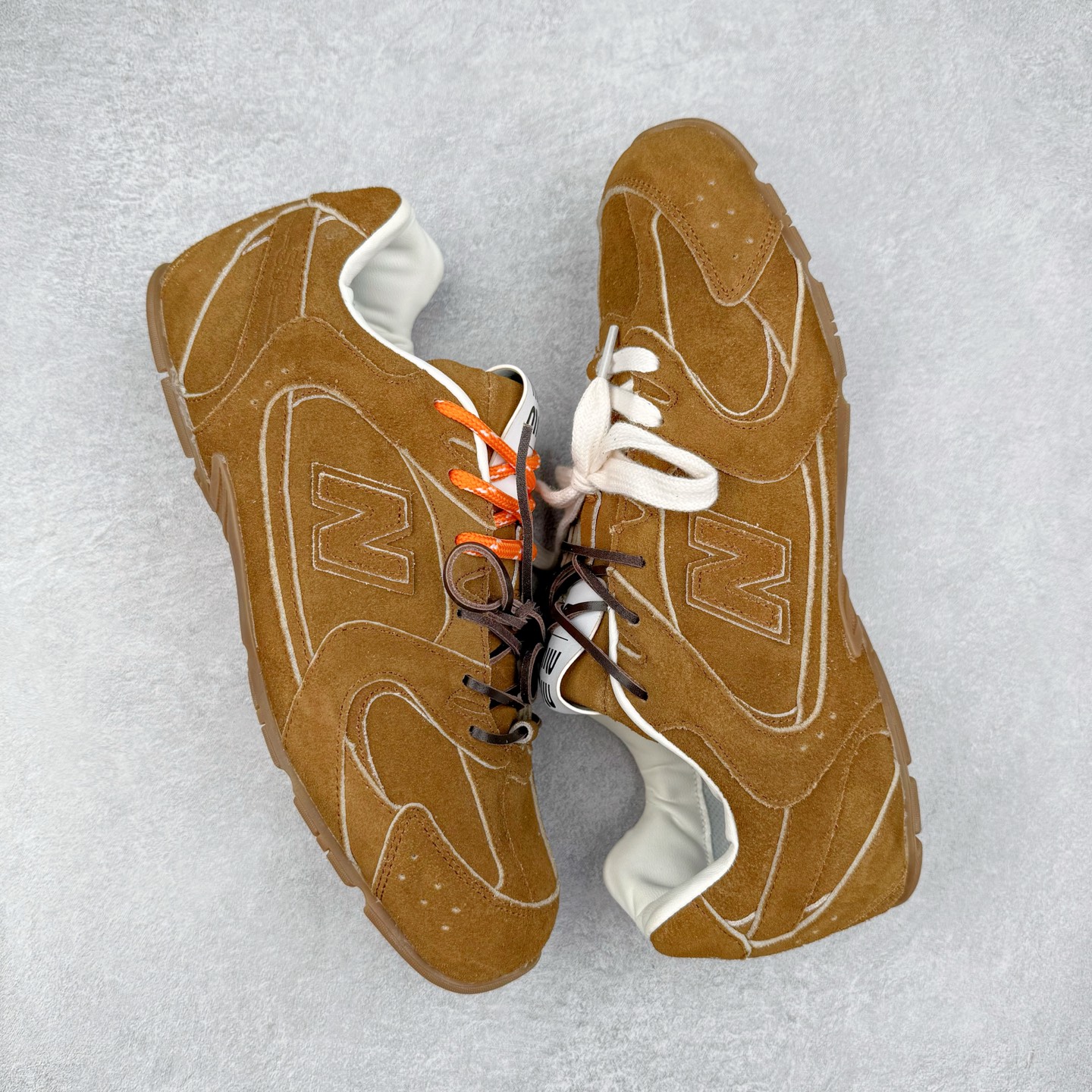 图片[3]-＃福利特价 MiuMiu x New Balance NB530 SL缪缪联名系列低帮经典复古休闲运动慢跑鞋 近几年运动品牌与各大潮流品牌不断推出联名产品，在球鞋圈拥有极高的热度。此外，奢侈品牌和运动品牌联名也早已非新鲜事，继 Dior 和 Jordan Brand 以及 Prada 和 adidas 合作后。近日，Miu Miu与New Balance的合作基本已经成为定番，每年都会上新，而近期的最新联名也已经正式曝光，预计会在24年春夏面世！相比之前两次使用的574，这次Miu Miu带来了全新风格。采用了全新型号MR530进行设计，继续使用复古的旧化效果和去年就被带火的美拉德配色打造。Miu Miu作为千禧文化的重要推手，这次也是直接挑选了New Balance 2000年代时发布的健身跑鞋MR530。整体做旧效果非常明显，甚至有些二手鞋的感觉，多少是有点瘦巴黎世家影响了……配色方面将会推出米色和棕色两种颜色可供选择，整体覆盖了做旧麂皮，鞋舌和鞋垫和之前一致，有Miu Miu的Logo，同时搭配皮革和棉质双鞋带组成。尺码：35.5 36 37 37.5 38 38.5 39.5 40 40.5 41.5 42 42.5 43.5 44 45-选品中心