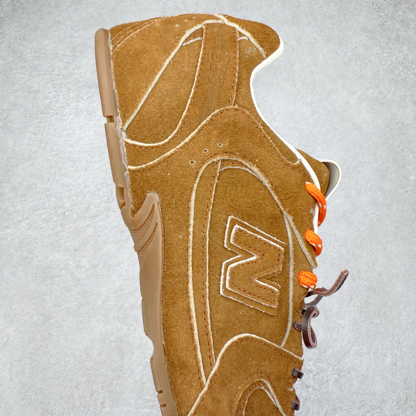 图片[6]-＃福利特价 MiuMiu x New Balance NB530 SL缪缪联名系列低帮经典复古休闲运动慢跑鞋 近几年运动品牌与各大潮流品牌不断推出联名产品，在球鞋圈拥有极高的热度。此外，奢侈品牌和运动品牌联名也早已非新鲜事，继 Dior 和 Jordan Brand 以及 Prada 和 adidas 合作后。近日，Miu Miu与New Balance的合作基本已经成为定番，每年都会上新，而近期的最新联名也已经正式曝光，预计会在24年春夏面世！相比之前两次使用的574，这次Miu Miu带来了全新风格。采用了全新型号MR530进行设计，继续使用复古的旧化效果和去年就被带火的美拉德配色打造。Miu Miu作为千禧文化的重要推手，这次也是直接挑选了New Balance 2000年代时发布的健身跑鞋MR530。整体做旧效果非常明显，甚至有些二手鞋的感觉，多少是有点瘦巴黎世家影响了……配色方面将会推出米色和棕色两种颜色可供选择，整体覆盖了做旧麂皮，鞋舌和鞋垫和之前一致，有Miu Miu的Logo，同时搭配皮革和棉质双鞋带组成。尺码：35.5 36 37 37.5 38 38.5 39.5 40 40.5 41.5 42 42.5 43.5 44 45-选品中心