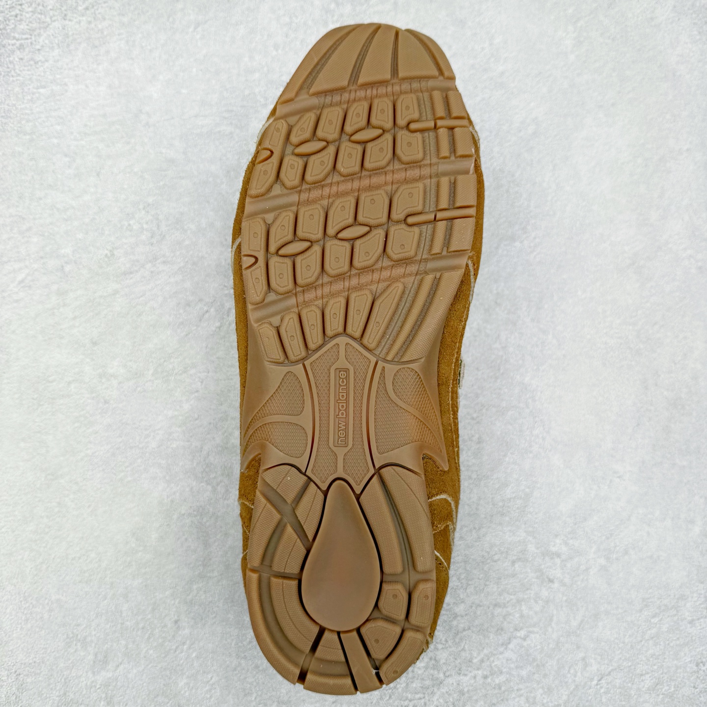 图片[9]-＃福利特价 MiuMiu x New Balance NB530 SL缪缪联名系列低帮经典复古休闲运动慢跑鞋 近几年运动品牌与各大潮流品牌不断推出联名产品，在球鞋圈拥有极高的热度。此外，奢侈品牌和运动品牌联名也早已非新鲜事，继 Dior 和 Jordan Brand 以及 Prada 和 adidas 合作后。近日，Miu Miu与New Balance的合作基本已经成为定番，每年都会上新，而近期的最新联名也已经正式曝光，预计会在24年春夏面世！相比之前两次使用的574，这次Miu Miu带来了全新风格。采用了全新型号MR530进行设计，继续使用复古的旧化效果和去年就被带火的美拉德配色打造。Miu Miu作为千禧文化的重要推手，这次也是直接挑选了New Balance 2000年代时发布的健身跑鞋MR530。整体做旧效果非常明显，甚至有些二手鞋的感觉，多少是有点瘦巴黎世家影响了……配色方面将会推出米色和棕色两种颜色可供选择，整体覆盖了做旧麂皮，鞋舌和鞋垫和之前一致，有Miu Miu的Logo，同时搭配皮革和棉质双鞋带组成。尺码：35.5 36 37 37.5 38 38.5 39.5 40 40.5 41.5 42 42.5 43.5 44 45-选品中心