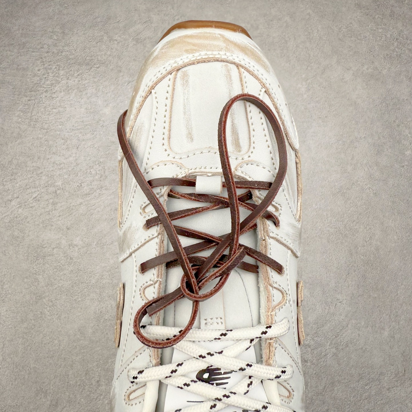 图片[4]-＃福利特价 MiuMiu x New Balance NB530 SL缪缪联名系列低帮经典复古休闲运动慢跑鞋 近几年运动品牌与各大潮流品牌不断推出联名产品，在球鞋圈拥有极高的热度。此外，奢侈品牌和运动品牌联名也早已非新鲜事，继 Dior 和 Jordan Brand 以及 Prada 和 adidas 合作后。近日，Miu Miu与New Balance的合作基本已经成为定番，每年都会上新，而近期的最新联名也已经正式曝光，预计会在24年春夏面世！相比之前两次使用的574，这次Miu Miu带来了全新风格。采用了全新型号MR530进行设计，继续使用复古的旧化效果和去年就被带火的美拉德配色打造。Miu Miu作为千禧文化的重要推手，这次也是直接挑选了New Balance 2000年代时发布的健身跑鞋MR530。整体做旧效果非常明显，甚至有些二手鞋的感觉，多少是有点瘦巴黎世家影响了……配色方面将会推出米色和棕色两种颜色可供选择，整体覆盖了做旧麂皮，鞋舌和鞋垫和之前一致，有Miu Miu的Logo，同时搭配皮革和棉质双鞋带组成。尺码：35.5 36 37 37.5 38 38.5 39.5 40 40.5 41.5 42 42.5 43.5 44 45-选品中心