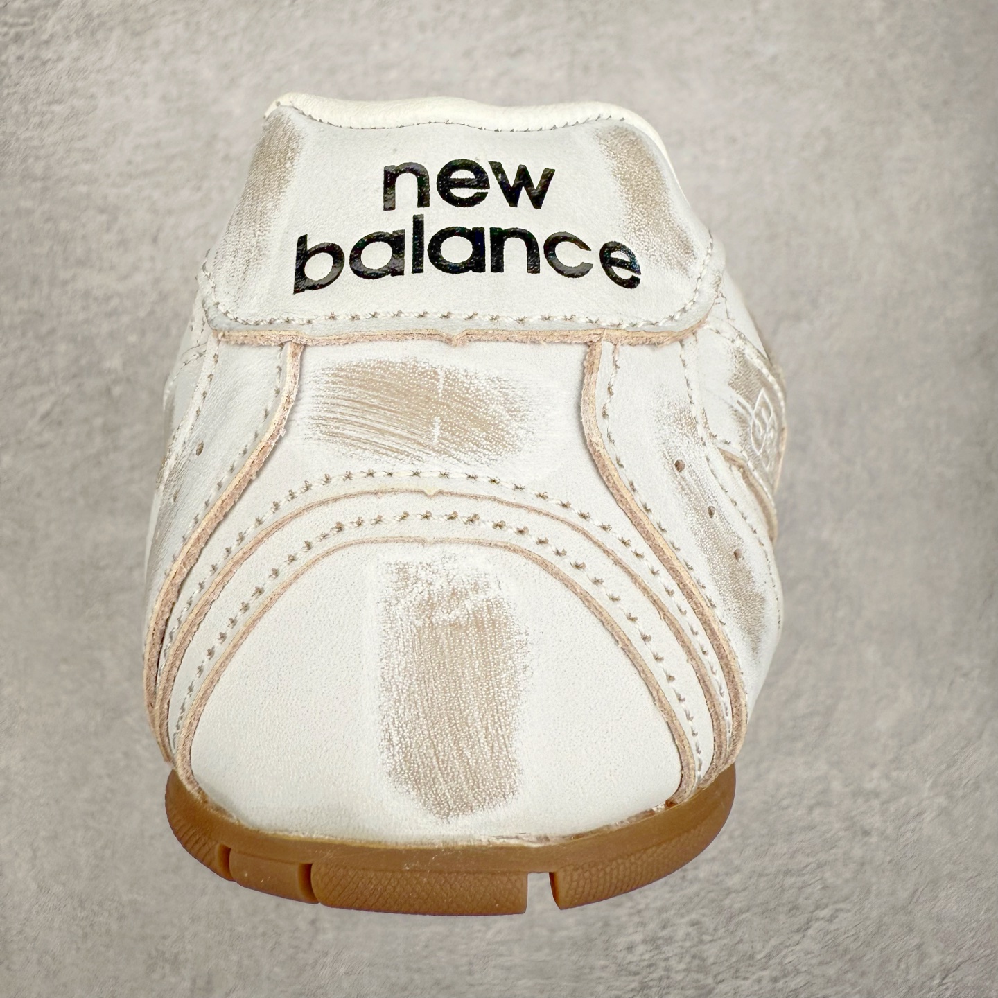 图片[8]-＃福利特价 MiuMiu x New Balance NB530 SL缪缪联名系列低帮经典复古休闲运动慢跑鞋 近几年运动品牌与各大潮流品牌不断推出联名产品，在球鞋圈拥有极高的热度。此外，奢侈品牌和运动品牌联名也早已非新鲜事，继 Dior 和 Jordan Brand 以及 Prada 和 adidas 合作后。近日，Miu Miu与New Balance的合作基本已经成为定番，每年都会上新，而近期的最新联名也已经正式曝光，预计会在24年春夏面世！相比之前两次使用的574，这次Miu Miu带来了全新风格。采用了全新型号MR530进行设计，继续使用复古的旧化效果和去年就被带火的美拉德配色打造。Miu Miu作为千禧文化的重要推手，这次也是直接挑选了New Balance 2000年代时发布的健身跑鞋MR530。整体做旧效果非常明显，甚至有些二手鞋的感觉，多少是有点瘦巴黎世家影响了……配色方面将会推出米色和棕色两种颜色可供选择，整体覆盖了做旧麂皮，鞋舌和鞋垫和之前一致，有Miu Miu的Logo，同时搭配皮革和棉质双鞋带组成。尺码：35.5 36 37 37.5 38 38.5 39.5 40 40.5 41.5 42 42.5 43.5 44 45-选品中心