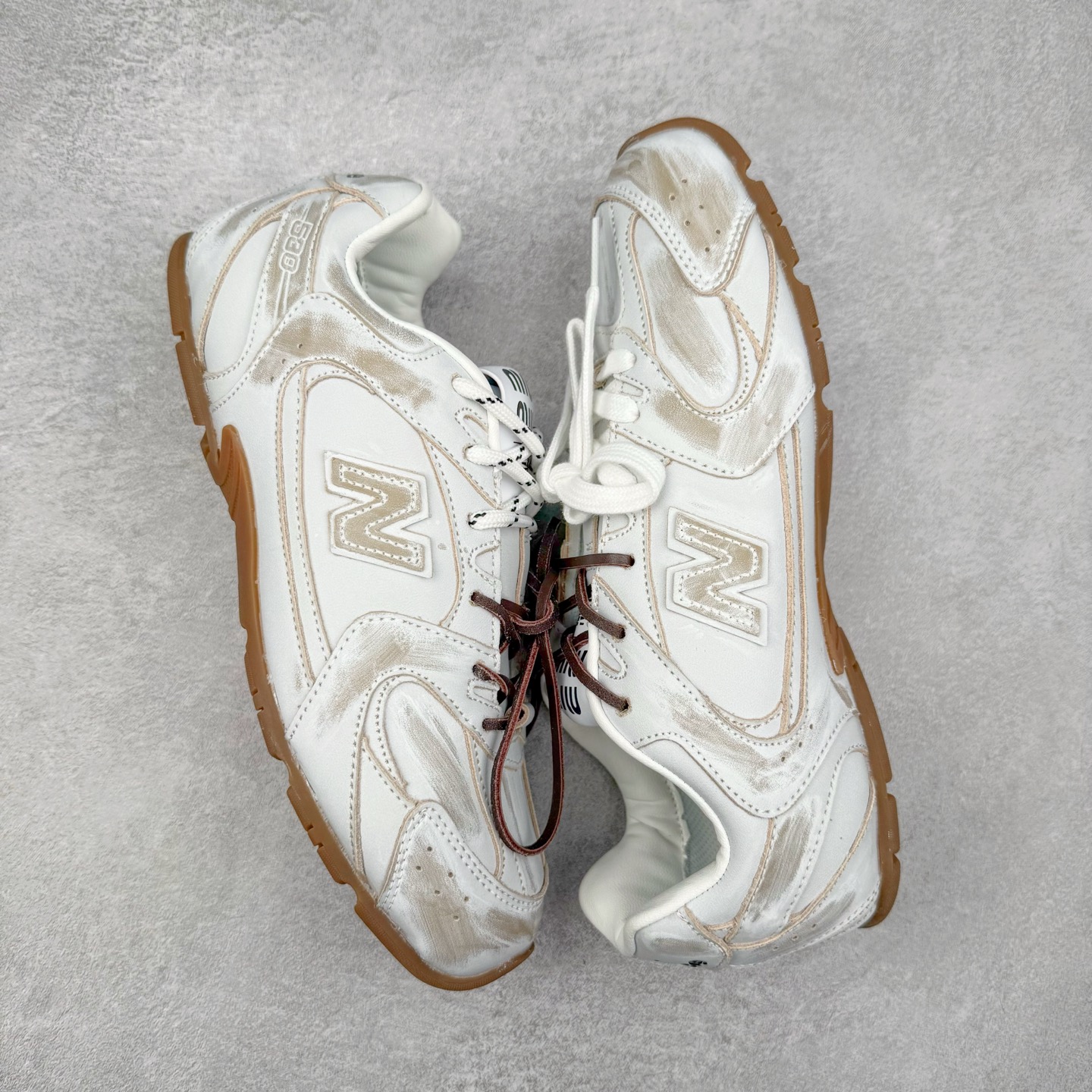 图片[3]-＃福利特价 MiuMiu x New Balance NB530 SL缪缪联名系列低帮经典复古休闲运动慢跑鞋 近几年运动品牌与各大潮流品牌不断推出联名产品，在球鞋圈拥有极高的热度。此外，奢侈品牌和运动品牌联名也早已非新鲜事，继 Dior 和 Jordan Brand 以及 Prada 和 adidas 合作后。近日，Miu Miu与New Balance的合作基本已经成为定番，每年都会上新，而近期的最新联名也已经正式曝光，预计会在24年春夏面世！相比之前两次使用的574，这次Miu Miu带来了全新风格。采用了全新型号MR530进行设计，继续使用复古的旧化效果和去年就被带火的美拉德配色打造。Miu Miu作为千禧文化的重要推手，这次也是直接挑选了New Balance 2000年代时发布的健身跑鞋MR530。整体做旧效果非常明显，甚至有些二手鞋的感觉，多少是有点瘦巴黎世家影响了……配色方面将会推出米色和棕色两种颜色可供选择，整体覆盖了做旧麂皮，鞋舌和鞋垫和之前一致，有Miu Miu的Logo，同时搭配皮革和棉质双鞋带组成。尺码：35.5 36 37 37.5 38 38.5 39.5 40 40.5 41.5 42 42.5 43.5 44 45-选品中心