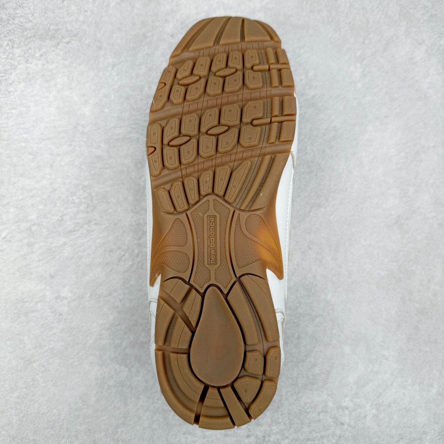 图片[9]-＃福利特价 MiuMiu x New Balance NB530 SL缪缪联名系列低帮经典复古休闲运动慢跑鞋 近几年运动品牌与各大潮流品牌不断推出联名产品，在球鞋圈拥有极高的热度。此外，奢侈品牌和运动品牌联名也早已非新鲜事，继 Dior 和 Jordan Brand 以及 Prada 和 adidas 合作后。近日，Miu Miu与New Balance的合作基本已经成为定番，每年都会上新，而近期的最新联名也已经正式曝光，预计会在24年春夏面世！相比之前两次使用的574，这次Miu Miu带来了全新风格。采用了全新型号MR530进行设计，继续使用复古的旧化效果和去年就被带火的美拉德配色打造。Miu Miu作为千禧文化的重要推手，这次也是直接挑选了New Balance 2000年代时发布的健身跑鞋MR530。整体做旧效果非常明显，甚至有些二手鞋的感觉，多少是有点瘦巴黎世家影响了……配色方面将会推出米色和棕色两种颜色可供选择，整体覆盖了做旧麂皮，鞋舌和鞋垫和之前一致，有Miu Miu的Logo，同时搭配皮革和棉质双鞋带组成。尺码：35.5 36 37 37.5 38 38.5 39.5 40 40.5 41.5 42 42.5 43.5 44 45-选品中心