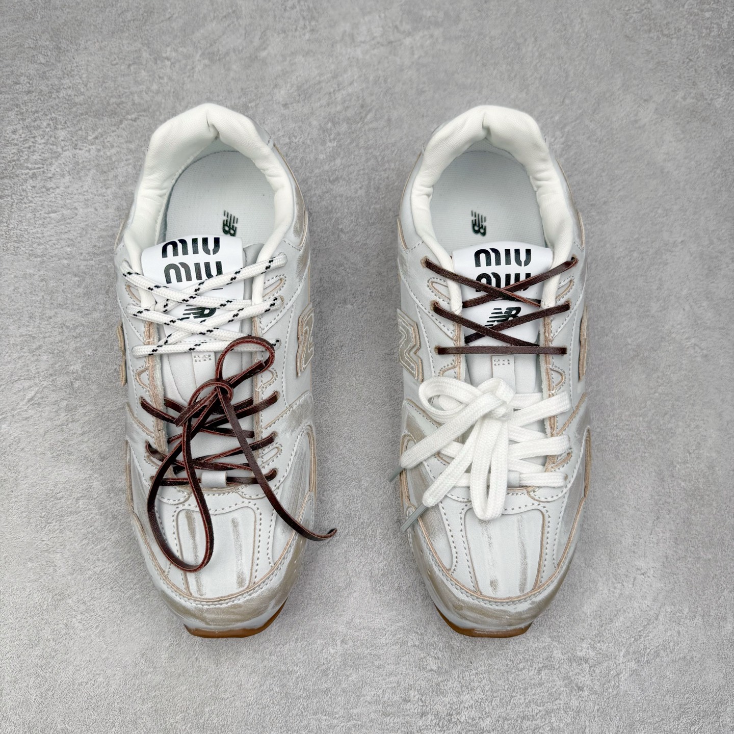 图片[2]-＃福利特价 MiuMiu x New Balance NB530 SL缪缪联名系列低帮经典复古休闲运动慢跑鞋 近几年运动品牌与各大潮流品牌不断推出联名产品，在球鞋圈拥有极高的热度。此外，奢侈品牌和运动品牌联名也早已非新鲜事，继 Dior 和 Jordan Brand 以及 Prada 和 adidas 合作后。近日，Miu Miu与New Balance的合作基本已经成为定番，每年都会上新，而近期的最新联名也已经正式曝光，预计会在24年春夏面世！相比之前两次使用的574，这次Miu Miu带来了全新风格。采用了全新型号MR530进行设计，继续使用复古的旧化效果和去年就被带火的美拉德配色打造。Miu Miu作为千禧文化的重要推手，这次也是直接挑选了New Balance 2000年代时发布的健身跑鞋MR530。整体做旧效果非常明显，甚至有些二手鞋的感觉，多少是有点瘦巴黎世家影响了……配色方面将会推出米色和棕色两种颜色可供选择，整体覆盖了做旧麂皮，鞋舌和鞋垫和之前一致，有Miu Miu的Logo，同时搭配皮革和棉质双鞋带组成。尺码：35.5 36 37 37.5 38 38.5 39.5 40 40.5 41.5 42 42.5 43.5 44 45-选品中心