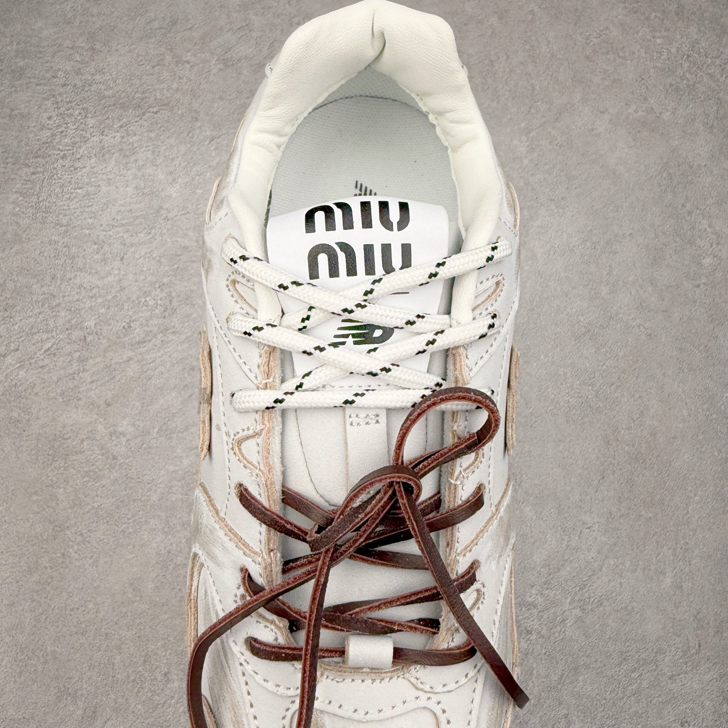 图片[5]-＃福利特价 MiuMiu x New Balance NB530 SL缪缪联名系列低帮经典复古休闲运动慢跑鞋 近几年运动品牌与各大潮流品牌不断推出联名产品，在球鞋圈拥有极高的热度。此外，奢侈品牌和运动品牌联名也早已非新鲜事，继 Dior 和 Jordan Brand 以及 Prada 和 adidas 合作后。近日，Miu Miu与New Balance的合作基本已经成为定番，每年都会上新，而近期的最新联名也已经正式曝光，预计会在24年春夏面世！相比之前两次使用的574，这次Miu Miu带来了全新风格。采用了全新型号MR530进行设计，继续使用复古的旧化效果和去年就被带火的美拉德配色打造。Miu Miu作为千禧文化的重要推手，这次也是直接挑选了New Balance 2000年代时发布的健身跑鞋MR530。整体做旧效果非常明显，甚至有些二手鞋的感觉，多少是有点瘦巴黎世家影响了……配色方面将会推出米色和棕色两种颜色可供选择，整体覆盖了做旧麂皮，鞋舌和鞋垫和之前一致，有Miu Miu的Logo，同时搭配皮革和棉质双鞋带组成。尺码：35.5 36 37 37.5 38 38.5 39.5 40 40.5 41.5 42 42.5 43.5 44 45-选品中心