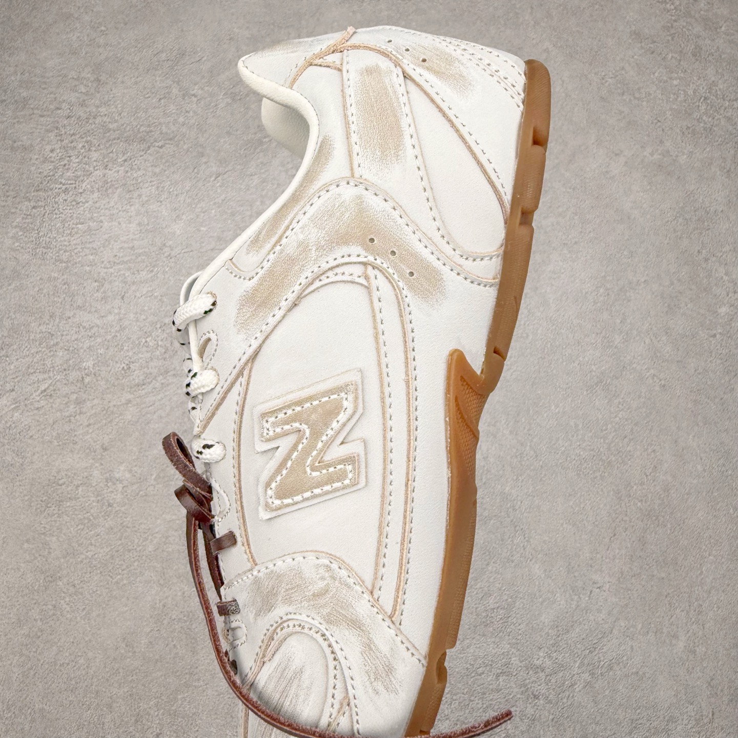 图片[7]-＃福利特价 MiuMiu x New Balance NB530 SL缪缪联名系列低帮经典复古休闲运动慢跑鞋 近几年运动品牌与各大潮流品牌不断推出联名产品，在球鞋圈拥有极高的热度。此外，奢侈品牌和运动品牌联名也早已非新鲜事，继 Dior 和 Jordan Brand 以及 Prada 和 adidas 合作后。近日，Miu Miu与New Balance的合作基本已经成为定番，每年都会上新，而近期的最新联名也已经正式曝光，预计会在24年春夏面世！相比之前两次使用的574，这次Miu Miu带来了全新风格。采用了全新型号MR530进行设计，继续使用复古的旧化效果和去年就被带火的美拉德配色打造。Miu Miu作为千禧文化的重要推手，这次也是直接挑选了New Balance 2000年代时发布的健身跑鞋MR530。整体做旧效果非常明显，甚至有些二手鞋的感觉，多少是有点瘦巴黎世家影响了……配色方面将会推出米色和棕色两种颜色可供选择，整体覆盖了做旧麂皮，鞋舌和鞋垫和之前一致，有Miu Miu的Logo，同时搭配皮革和棉质双鞋带组成。尺码：35.5 36 37 37.5 38 38.5 39.5 40 40.5 41.5 42 42.5 43.5 44 45-选品中心