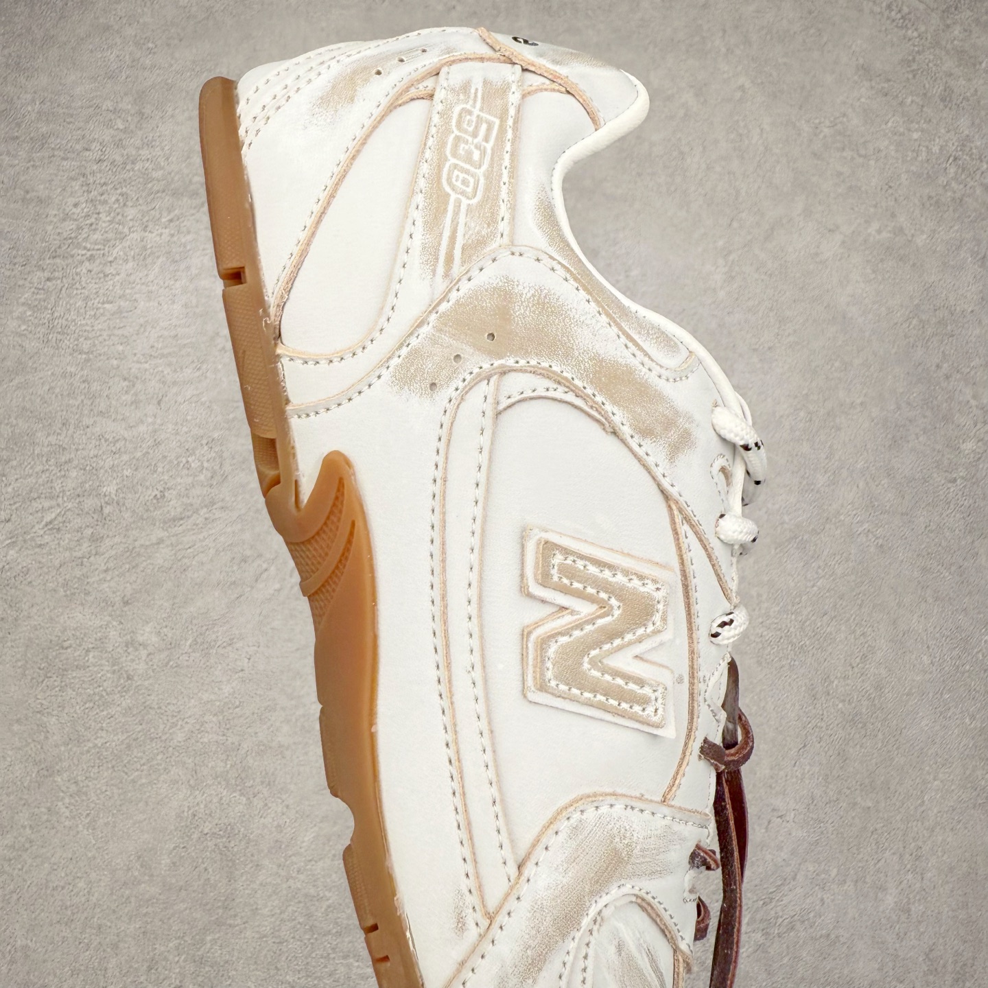 图片[6]-＃福利特价 MiuMiu x New Balance NB530 SL缪缪联名系列低帮经典复古休闲运动慢跑鞋 近几年运动品牌与各大潮流品牌不断推出联名产品，在球鞋圈拥有极高的热度。此外，奢侈品牌和运动品牌联名也早已非新鲜事，继 Dior 和 Jordan Brand 以及 Prada 和 adidas 合作后。近日，Miu Miu与New Balance的合作基本已经成为定番，每年都会上新，而近期的最新联名也已经正式曝光，预计会在24年春夏面世！相比之前两次使用的574，这次Miu Miu带来了全新风格。采用了全新型号MR530进行设计，继续使用复古的旧化效果和去年就被带火的美拉德配色打造。Miu Miu作为千禧文化的重要推手，这次也是直接挑选了New Balance 2000年代时发布的健身跑鞋MR530。整体做旧效果非常明显，甚至有些二手鞋的感觉，多少是有点瘦巴黎世家影响了……配色方面将会推出米色和棕色两种颜色可供选择，整体覆盖了做旧麂皮，鞋舌和鞋垫和之前一致，有Miu Miu的Logo，同时搭配皮革和棉质双鞋带组成。尺码：35.5 36 37 37.5 38 38.5 39.5 40 40.5 41.5 42 42.5 43.5 44 45-选品中心