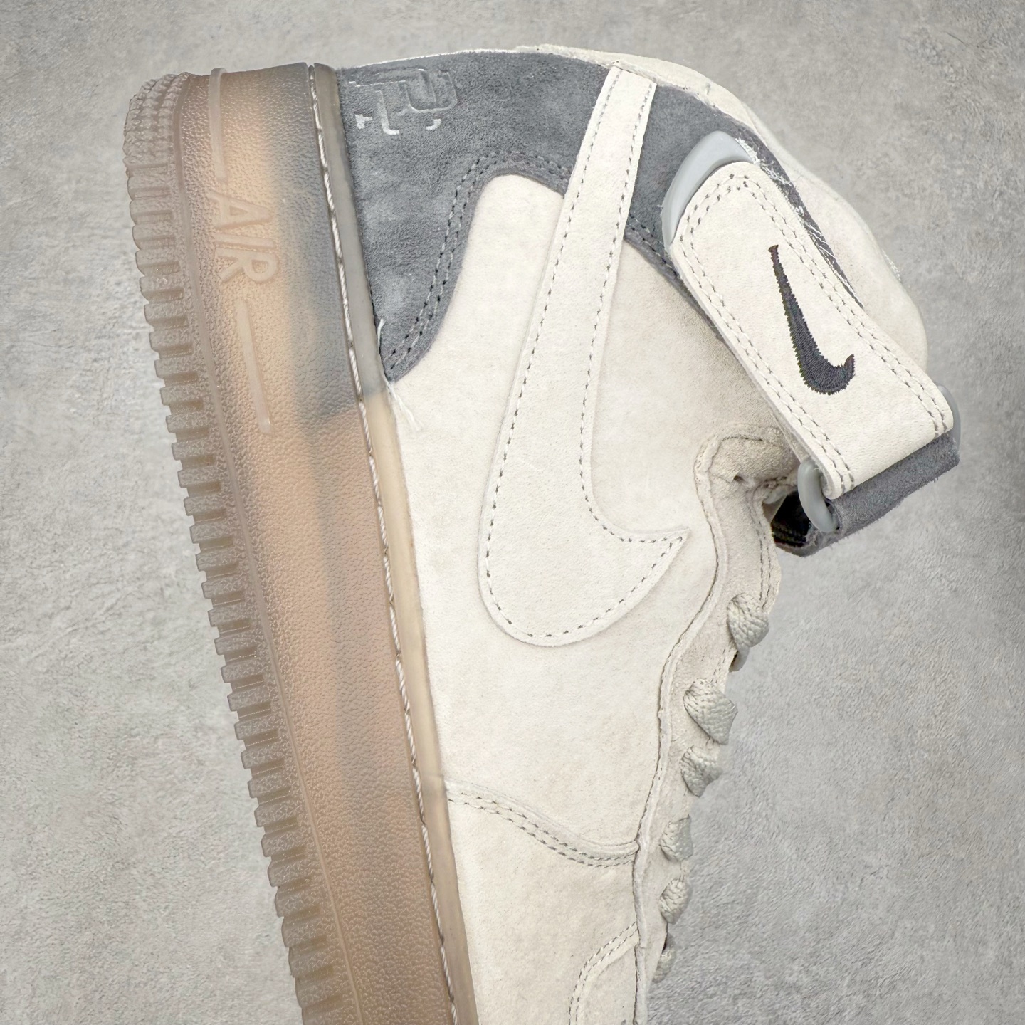 图片[6]-＃福利特价 NK Air Force 1´07 High 空军一号高帮百搭休闲运动板鞋 柔软、弹性十足的缓震性能和出色的中底设计 横跨复古与现代的外型结合 造就出风靡全球 三十多年的Force 1 直到今天还深受青睐 尺码：36 36.5 37.5 38 38.5 39 40 40.5 41 42 42.5 43 44 44.5 45-选品中心