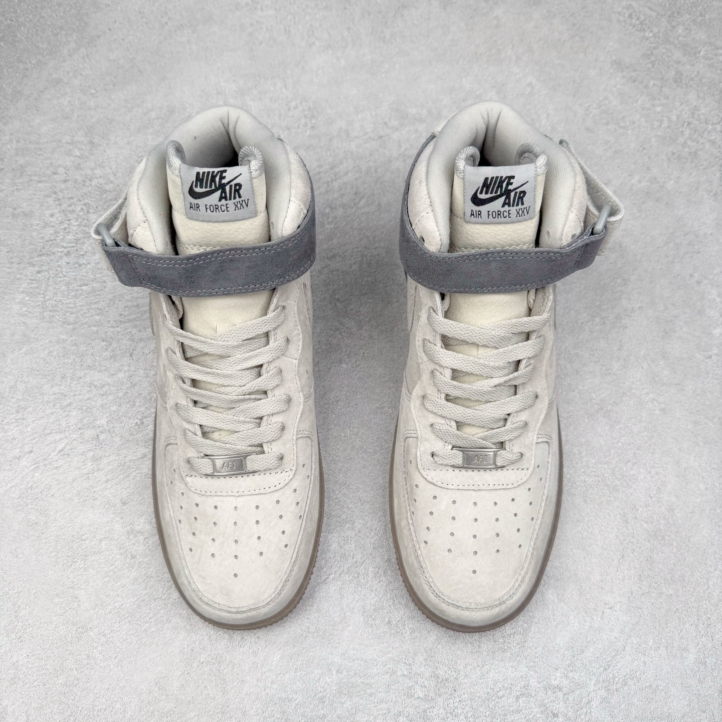 图片[2]-＃福利特价 NK Air Force 1´07 High 空军一号高帮百搭休闲运动板鞋 柔软、弹性十足的缓震性能和出色的中底设计 横跨复古与现代的外型结合 造就出风靡全球 三十多年的Force 1 直到今天还深受青睐 尺码：36 36.5 37.5 38 38.5 39 40 40.5 41 42 42.5 43 44 44.5 45-选品中心