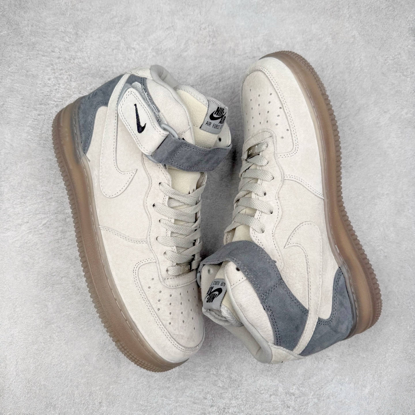 图片[3]-＃福利特价 NK Air Force 1´07 High 空军一号高帮百搭休闲运动板鞋 柔软、弹性十足的缓震性能和出色的中底设计 横跨复古与现代的外型结合 造就出风靡全球 三十多年的Force 1 直到今天还深受青睐 尺码：36 36.5 37.5 38 38.5 39 40 40.5 41 42 42.5 43 44 44.5 45-选品中心