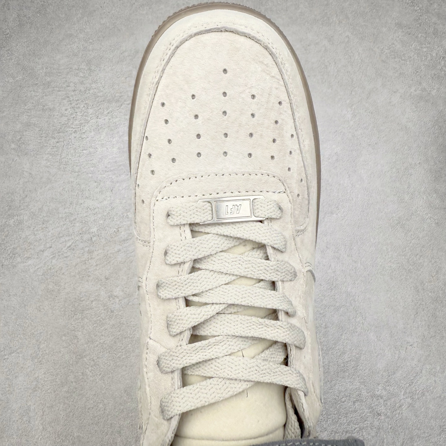 图片[4]-＃福利特价 NK Air Force 1´07 High 空军一号高帮百搭休闲运动板鞋 柔软、弹性十足的缓震性能和出色的中底设计 横跨复古与现代的外型结合 造就出风靡全球 三十多年的Force 1 直到今天还深受青睐 尺码：36 36.5 37.5 38 38.5 39 40 40.5 41 42 42.5 43 44 44.5 45-选品中心