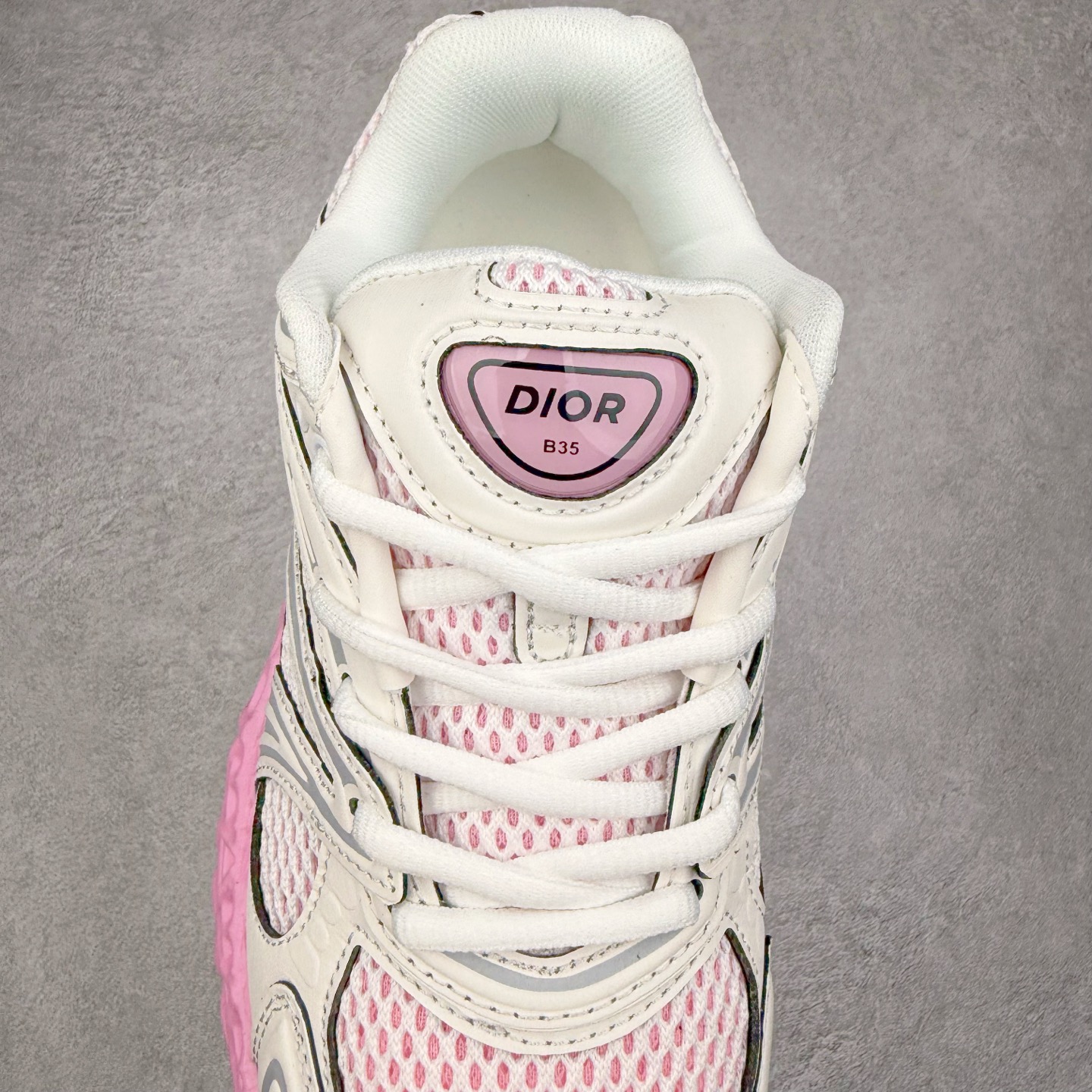 图片[5]-Dior x Kaws迪奥 联名款B35胶囊系列 镂空 网面 原版购入开发 做货 这款名为B35 NXT 的新款运动鞋，采用了 3D打印技术制成镂空式鞋底，鞋身部分则是十分契合当下审美的老爹鞋样式网面拼接与流畅线条布局，将复古千禧感与现代科技感浑然融为一体；且从当前已曝光的版本来看，这双新鞋款还提供了亮色系、暗色系，以及复古低饱和色系等不同风格配色方案选择，在不同风格造型中都有着十分不俗的兼容性。将前沿科技与复古审美相结合的鞋履新作 配送专柜精美包装🛍📦 ▪面料： 原版定制进口网面+科技面料 ▪内里：定制进口透气网里 ▪鞋底：原版开模防滑橡胶材质 ▪底厚：6CM ▪尺码： 35-45-选品中心