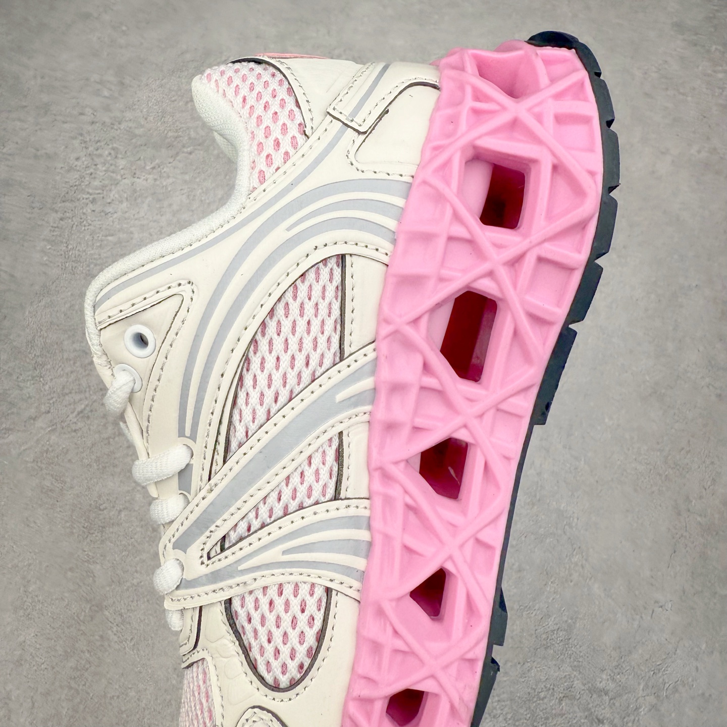 图片[7]-Dior x Kaws迪奥 联名款B35胶囊系列 镂空 网面 原版购入开发 做货 这款名为B35 NXT 的新款运动鞋，采用了 3D打印技术制成镂空式鞋底，鞋身部分则是十分契合当下审美的老爹鞋样式网面拼接与流畅线条布局，将复古千禧感与现代科技感浑然融为一体；且从当前已曝光的版本来看，这双新鞋款还提供了亮色系、暗色系，以及复古低饱和色系等不同风格配色方案选择，在不同风格造型中都有着十分不俗的兼容性。将前沿科技与复古审美相结合的鞋履新作 配送专柜精美包装🛍📦 ▪面料： 原版定制进口网面+科技面料 ▪内里：定制进口透气网里 ▪鞋底：原版开模防滑橡胶材质 ▪底厚：6CM ▪尺码： 35-45-选品中心