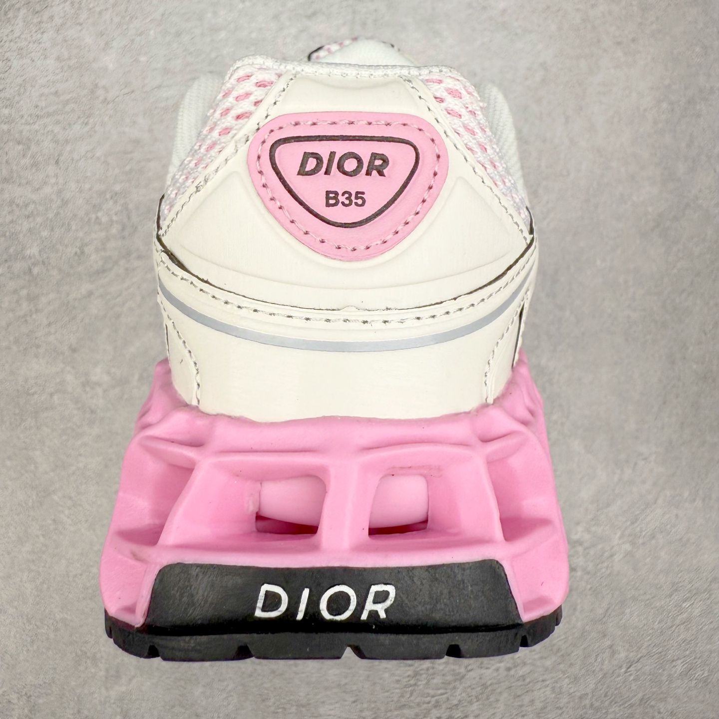 图片[8]-Dior x Kaws迪奥 联名款B35胶囊系列 镂空 网面 原版购入开发 做货 这款名为B35 NXT 的新款运动鞋，采用了 3D打印技术制成镂空式鞋底，鞋身部分则是十分契合当下审美的老爹鞋样式网面拼接与流畅线条布局，将复古千禧感与现代科技感浑然融为一体；且从当前已曝光的版本来看，这双新鞋款还提供了亮色系、暗色系，以及复古低饱和色系等不同风格配色方案选择，在不同风格造型中都有着十分不俗的兼容性。将前沿科技与复古审美相结合的鞋履新作 配送专柜精美包装🛍📦 ▪面料： 原版定制进口网面+科技面料 ▪内里：定制进口透气网里 ▪鞋底：原版开模防滑橡胶材质 ▪底厚：6CM ▪尺码： 35-45-选品中心