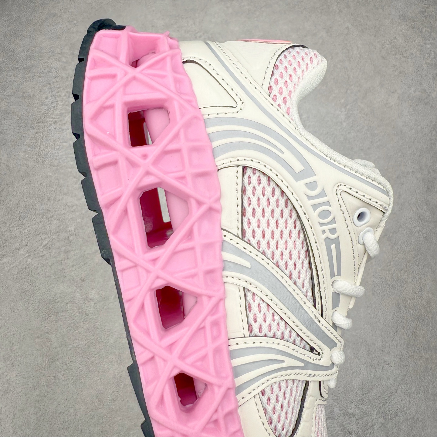 图片[6]-Dior x Kaws迪奥 联名款B35胶囊系列 镂空 网面 原版购入开发 做货 这款名为B35 NXT 的新款运动鞋，采用了 3D打印技术制成镂空式鞋底，鞋身部分则是十分契合当下审美的老爹鞋样式网面拼接与流畅线条布局，将复古千禧感与现代科技感浑然融为一体；且从当前已曝光的版本来看，这双新鞋款还提供了亮色系、暗色系，以及复古低饱和色系等不同风格配色方案选择，在不同风格造型中都有着十分不俗的兼容性。将前沿科技与复古审美相结合的鞋履新作 配送专柜精美包装🛍📦 ▪面料： 原版定制进口网面+科技面料 ▪内里：定制进口透气网里 ▪鞋底：原版开模防滑橡胶材质 ▪底厚：6CM ▪尺码： 35-45-选品中心