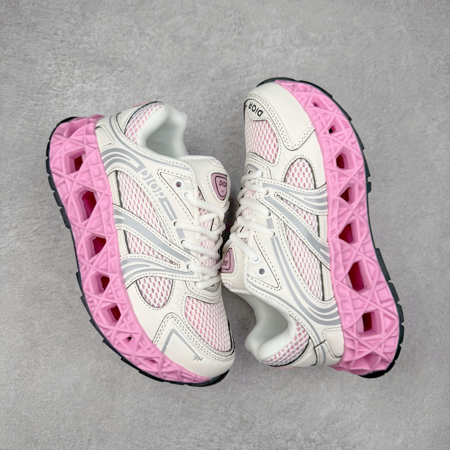 图片[3]-Dior x Kaws迪奥 联名款B35胶囊系列 镂空 网面 原版购入开发 做货 这款名为B35 NXT 的新款运动鞋，采用了 3D打印技术制成镂空式鞋底，鞋身部分则是十分契合当下审美的老爹鞋样式网面拼接与流畅线条布局，将复古千禧感与现代科技感浑然融为一体；且从当前已曝光的版本来看，这双新鞋款还提供了亮色系、暗色系，以及复古低饱和色系等不同风格配色方案选择，在不同风格造型中都有着十分不俗的兼容性。将前沿科技与复古审美相结合的鞋履新作 配送专柜精美包装🛍📦 ▪面料： 原版定制进口网面+科技面料 ▪内里：定制进口透气网里 ▪鞋底：原版开模防滑橡胶材质 ▪底厚：6CM ▪尺码： 35-45-选品中心