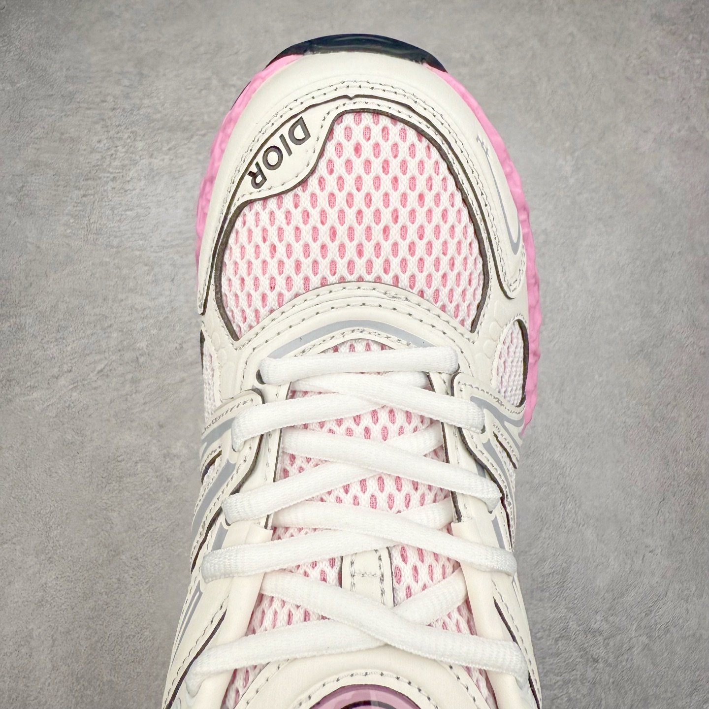 图片[4]-Dior x Kaws迪奥 联名款B35胶囊系列 镂空 网面 原版购入开发 做货 这款名为B35 NXT 的新款运动鞋，采用了 3D打印技术制成镂空式鞋底，鞋身部分则是十分契合当下审美的老爹鞋样式网面拼接与流畅线条布局，将复古千禧感与现代科技感浑然融为一体；且从当前已曝光的版本来看，这双新鞋款还提供了亮色系、暗色系，以及复古低饱和色系等不同风格配色方案选择，在不同风格造型中都有着十分不俗的兼容性。将前沿科技与复古审美相结合的鞋履新作 配送专柜精美包装🛍📦 ▪面料： 原版定制进口网面+科技面料 ▪内里：定制进口透气网里 ▪鞋底：原版开模防滑橡胶材质 ▪底厚：6CM ▪尺码： 35-45-选品中心