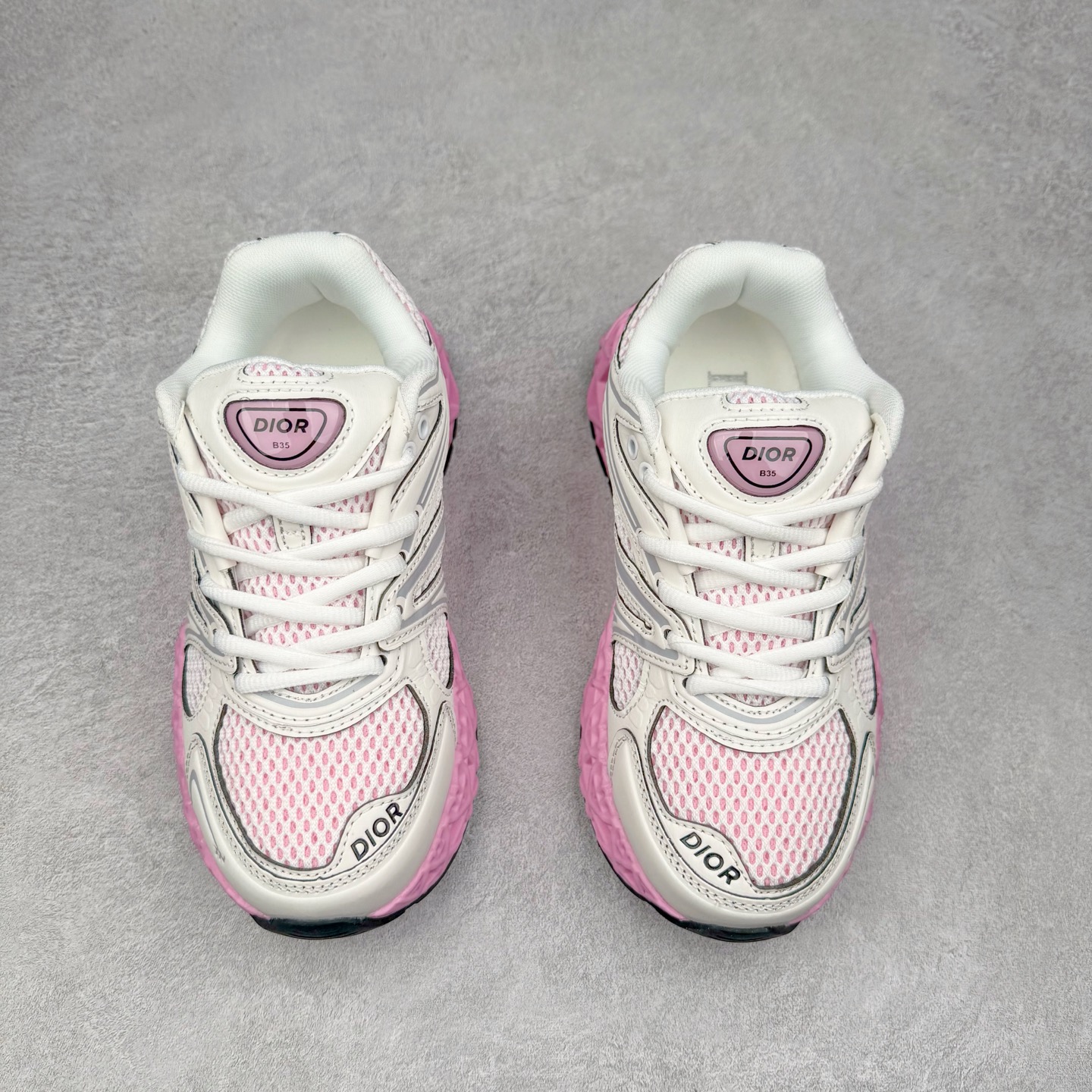 图片[2]-Dior x Kaws迪奥 联名款B35胶囊系列 镂空 网面 原版购入开发 做货 这款名为B35 NXT 的新款运动鞋，采用了 3D打印技术制成镂空式鞋底，鞋身部分则是十分契合当下审美的老爹鞋样式网面拼接与流畅线条布局，将复古千禧感与现代科技感浑然融为一体；且从当前已曝光的版本来看，这双新鞋款还提供了亮色系、暗色系，以及复古低饱和色系等不同风格配色方案选择，在不同风格造型中都有着十分不俗的兼容性。将前沿科技与复古审美相结合的鞋履新作 配送专柜精美包装🛍📦 ▪面料： 原版定制进口网面+科技面料 ▪内里：定制进口透气网里 ▪鞋底：原版开模防滑橡胶材质 ▪底厚：6CM ▪尺码： 35-45-选品中心