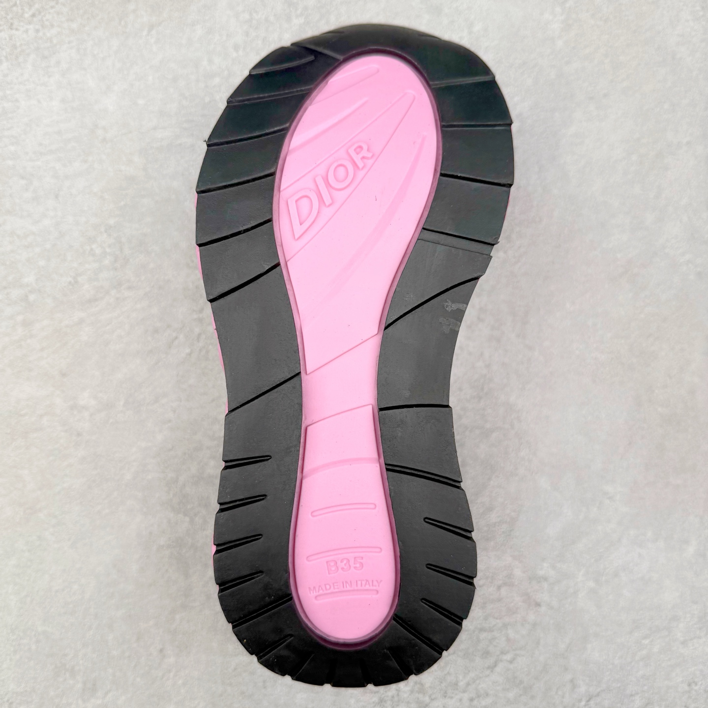 图片[9]-Dior x Kaws迪奥 联名款B35胶囊系列 镂空 网面 原版购入开发 做货 这款名为B35 NXT 的新款运动鞋，采用了 3D打印技术制成镂空式鞋底，鞋身部分则是十分契合当下审美的老爹鞋样式网面拼接与流畅线条布局，将复古千禧感与现代科技感浑然融为一体；且从当前已曝光的版本来看，这双新鞋款还提供了亮色系、暗色系，以及复古低饱和色系等不同风格配色方案选择，在不同风格造型中都有着十分不俗的兼容性。将前沿科技与复古审美相结合的鞋履新作 配送专柜精美包装🛍📦 ▪面料： 原版定制进口网面+科技面料 ▪内里：定制进口透气网里 ▪鞋底：原版开模防滑橡胶材质 ▪底厚：6CM ▪尺码： 35-45-选品中心