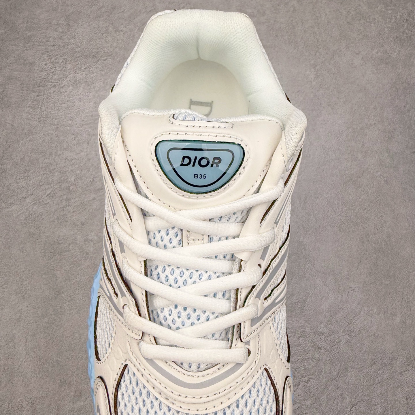 图片[5]-Dior x Kaws迪奥 联名款B35胶囊系列 镂空 网面 原版购入开发 做货 这款名为B35 NXT 的新款运动鞋，采用了 3D打印技术制成镂空式鞋底，鞋身部分则是十分契合当下审美的老爹鞋样式网面拼接与流畅线条布局，将复古千禧感与现代科技感浑然融为一体；且从当前已曝光的版本来看，这双新鞋款还提供了亮色系、暗色系，以及复古低饱和色系等不同风格配色方案选择，在不同风格造型中都有着十分不俗的兼容性。将前沿科技与复古审美相结合的鞋履新作 配送专柜精美包装🛍📦 ▪面料： 原版定制进口网面+科技面料 ▪内里：定制进口透气网里 ▪鞋底：原版开模防滑橡胶材质 ▪底厚：6CM ▪尺码： 35-45-选品中心