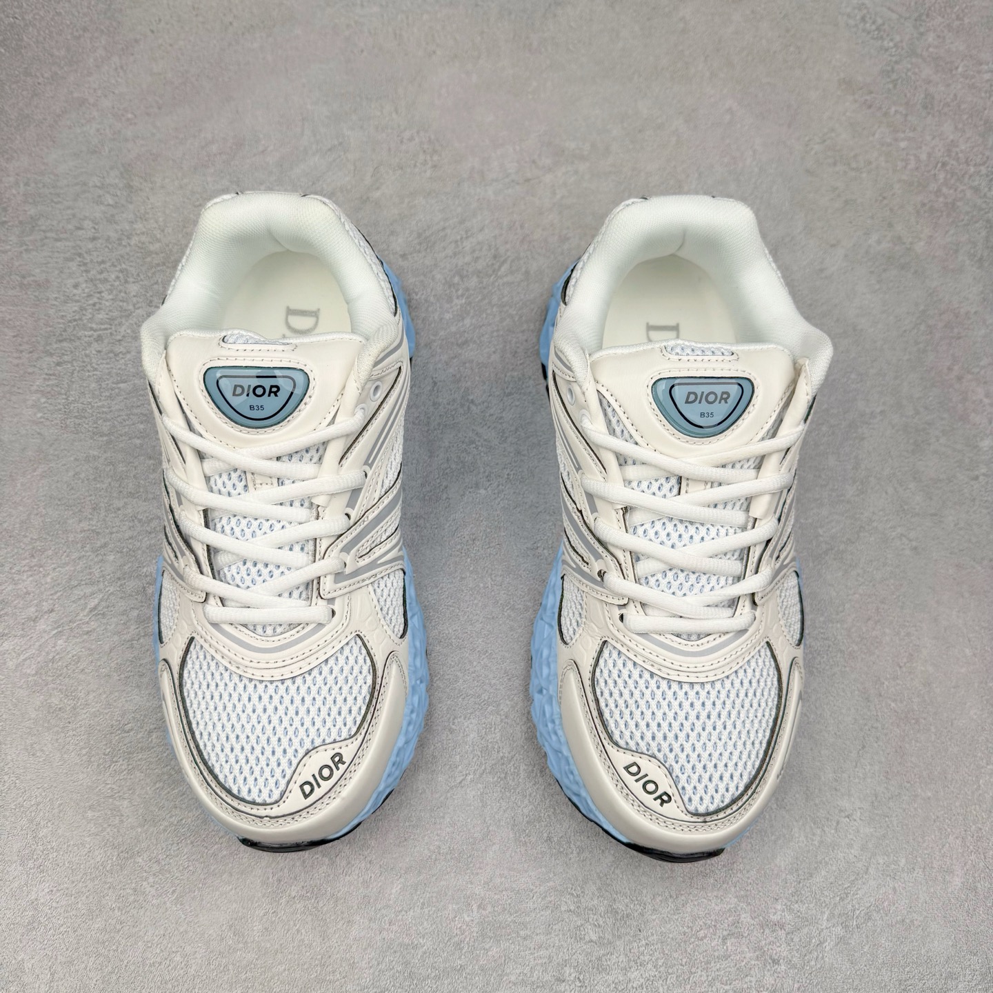 图片[2]-Dior x Kaws迪奥 联名款B35胶囊系列 镂空 网面 原版购入开发 做货 这款名为B35 NXT 的新款运动鞋，采用了 3D打印技术制成镂空式鞋底，鞋身部分则是十分契合当下审美的老爹鞋样式网面拼接与流畅线条布局，将复古千禧感与现代科技感浑然融为一体；且从当前已曝光的版本来看，这双新鞋款还提供了亮色系、暗色系，以及复古低饱和色系等不同风格配色方案选择，在不同风格造型中都有着十分不俗的兼容性。将前沿科技与复古审美相结合的鞋履新作 配送专柜精美包装🛍📦 ▪面料： 原版定制进口网面+科技面料 ▪内里：定制进口透气网里 ▪鞋底：原版开模防滑橡胶材质 ▪底厚：6CM ▪尺码： 35-45-选品中心