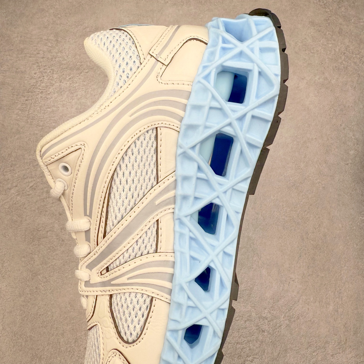 图片[7]-Dior x Kaws迪奥 联名款B35胶囊系列 镂空 网面 原版购入开发 做货 这款名为B35 NXT 的新款运动鞋，采用了 3D打印技术制成镂空式鞋底，鞋身部分则是十分契合当下审美的老爹鞋样式网面拼接与流畅线条布局，将复古千禧感与现代科技感浑然融为一体；且从当前已曝光的版本来看，这双新鞋款还提供了亮色系、暗色系，以及复古低饱和色系等不同风格配色方案选择，在不同风格造型中都有着十分不俗的兼容性。将前沿科技与复古审美相结合的鞋履新作 配送专柜精美包装🛍📦 ▪面料： 原版定制进口网面+科技面料 ▪内里：定制进口透气网里 ▪鞋底：原版开模防滑橡胶材质 ▪底厚：6CM ▪尺码： 35-45-选品中心