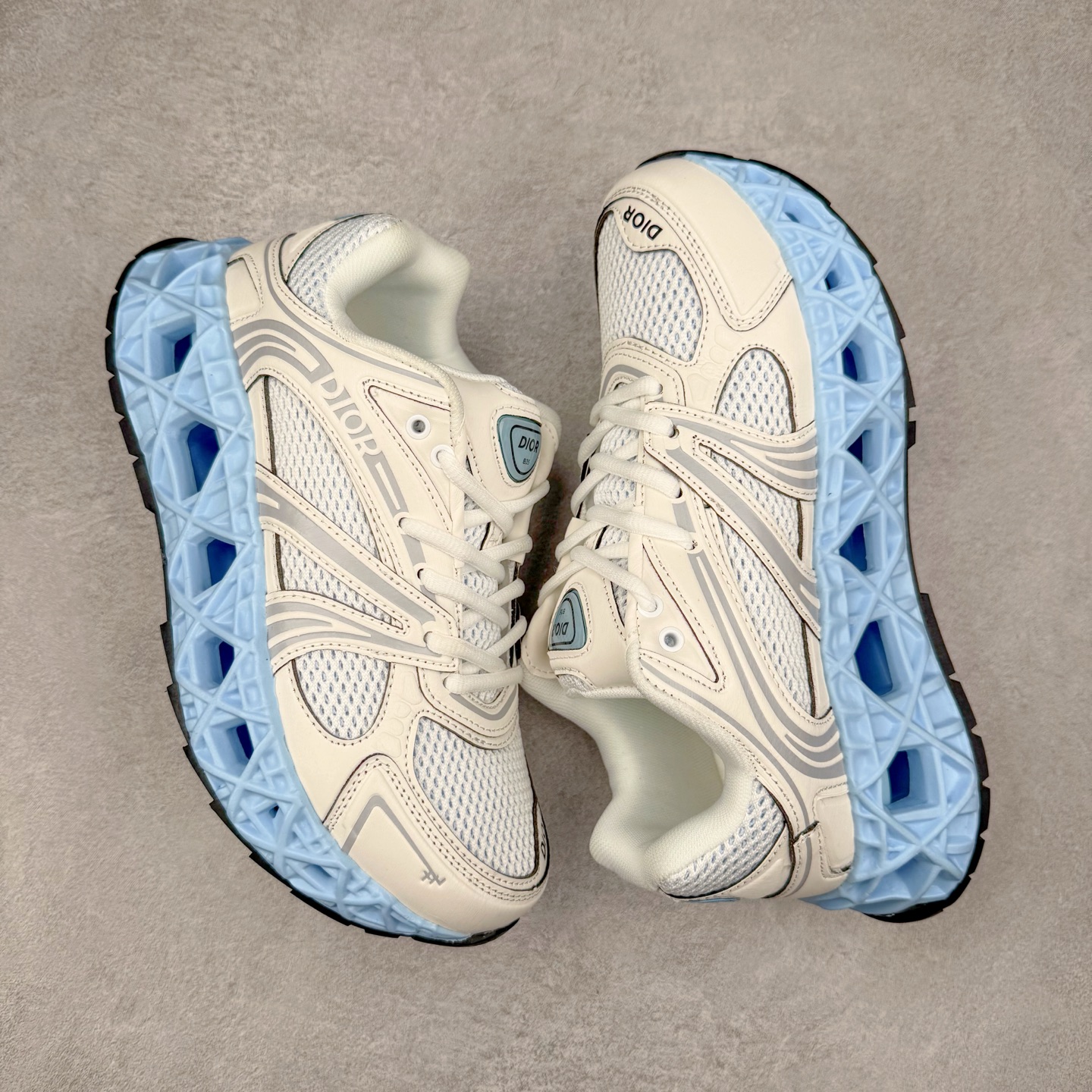 图片[3]-Dior x Kaws迪奥 联名款B35胶囊系列 镂空 网面 原版购入开发 做货 这款名为B35 NXT 的新款运动鞋，采用了 3D打印技术制成镂空式鞋底，鞋身部分则是十分契合当下审美的老爹鞋样式网面拼接与流畅线条布局，将复古千禧感与现代科技感浑然融为一体；且从当前已曝光的版本来看，这双新鞋款还提供了亮色系、暗色系，以及复古低饱和色系等不同风格配色方案选择，在不同风格造型中都有着十分不俗的兼容性。将前沿科技与复古审美相结合的鞋履新作 配送专柜精美包装🛍📦 ▪面料： 原版定制进口网面+科技面料 ▪内里：定制进口透气网里 ▪鞋底：原版开模防滑橡胶材质 ▪底厚：6CM ▪尺码： 35-45-选品中心