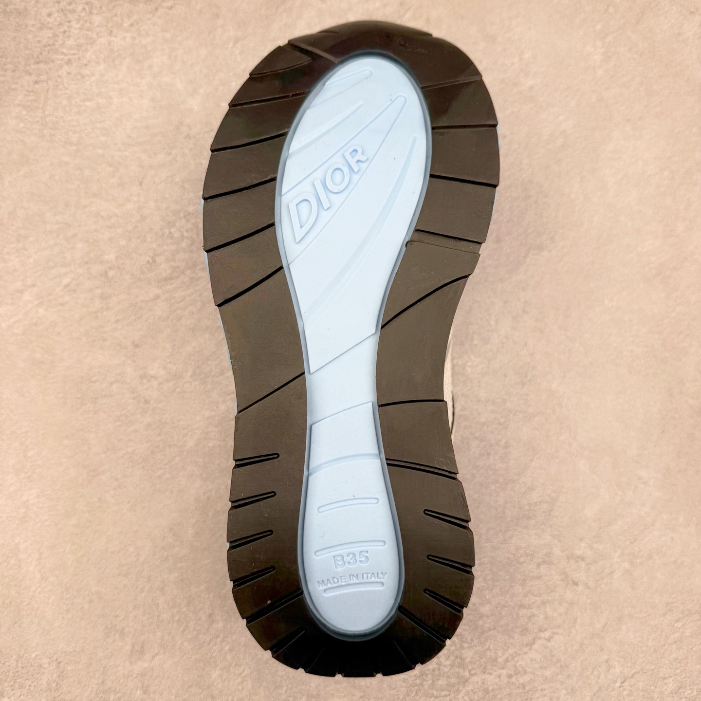 图片[9]-Dior x Kaws迪奥 联名款B35胶囊系列 镂空 网面 原版购入开发 做货 这款名为B35 NXT 的新款运动鞋，采用了 3D打印技术制成镂空式鞋底，鞋身部分则是十分契合当下审美的老爹鞋样式网面拼接与流畅线条布局，将复古千禧感与现代科技感浑然融为一体；且从当前已曝光的版本来看，这双新鞋款还提供了亮色系、暗色系，以及复古低饱和色系等不同风格配色方案选择，在不同风格造型中都有着十分不俗的兼容性。将前沿科技与复古审美相结合的鞋履新作 配送专柜精美包装🛍📦 ▪面料： 原版定制进口网面+科技面料 ▪内里：定制进口透气网里 ▪鞋底：原版开模防滑橡胶材质 ▪底厚：6CM ▪尺码： 35-45-选品中心