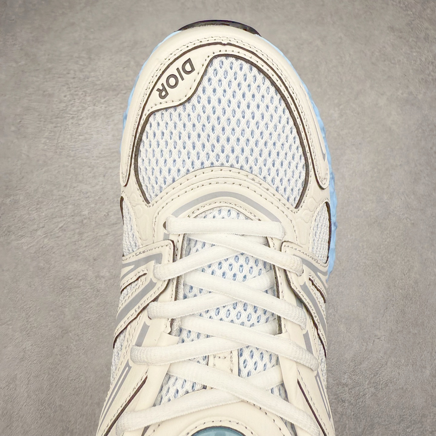 图片[4]-Dior x Kaws迪奥 联名款B35胶囊系列 镂空 网面 原版购入开发 做货 这款名为B35 NXT 的新款运动鞋，采用了 3D打印技术制成镂空式鞋底，鞋身部分则是十分契合当下审美的老爹鞋样式网面拼接与流畅线条布局，将复古千禧感与现代科技感浑然融为一体；且从当前已曝光的版本来看，这双新鞋款还提供了亮色系、暗色系，以及复古低饱和色系等不同风格配色方案选择，在不同风格造型中都有着十分不俗的兼容性。将前沿科技与复古审美相结合的鞋履新作 配送专柜精美包装🛍📦 ▪面料： 原版定制进口网面+科技面料 ▪内里：定制进口透气网里 ▪鞋底：原版开模防滑橡胶材质 ▪底厚：6CM ▪尺码： 35-45-选品中心