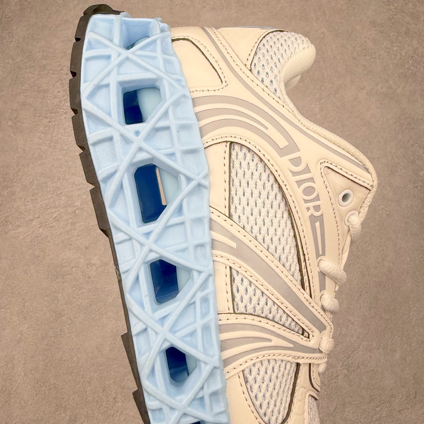图片[6]-Dior x Kaws迪奥 联名款B35胶囊系列 镂空 网面 原版购入开发 做货 这款名为B35 NXT 的新款运动鞋，采用了 3D打印技术制成镂空式鞋底，鞋身部分则是十分契合当下审美的老爹鞋样式网面拼接与流畅线条布局，将复古千禧感与现代科技感浑然融为一体；且从当前已曝光的版本来看，这双新鞋款还提供了亮色系、暗色系，以及复古低饱和色系等不同风格配色方案选择，在不同风格造型中都有着十分不俗的兼容性。将前沿科技与复古审美相结合的鞋履新作 配送专柜精美包装🛍📦 ▪面料： 原版定制进口网面+科技面料 ▪内里：定制进口透气网里 ▪鞋底：原版开模防滑橡胶材质 ▪底厚：6CM ▪尺码： 35-45-选品中心