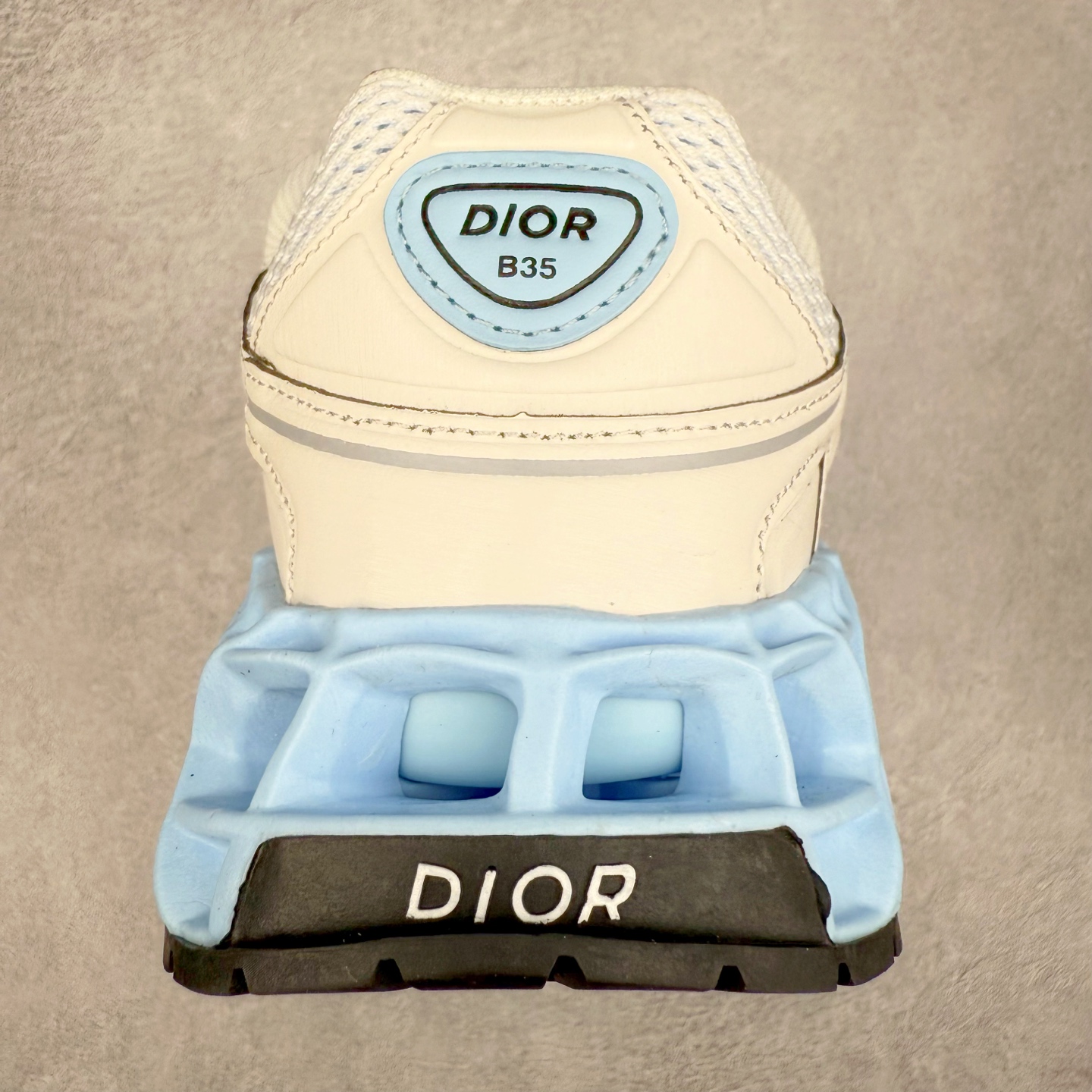 图片[8]-Dior x Kaws迪奥 联名款B35胶囊系列 镂空 网面 原版购入开发 做货 这款名为B35 NXT 的新款运动鞋，采用了 3D打印技术制成镂空式鞋底，鞋身部分则是十分契合当下审美的老爹鞋样式网面拼接与流畅线条布局，将复古千禧感与现代科技感浑然融为一体；且从当前已曝光的版本来看，这双新鞋款还提供了亮色系、暗色系，以及复古低饱和色系等不同风格配色方案选择，在不同风格造型中都有着十分不俗的兼容性。将前沿科技与复古审美相结合的鞋履新作 配送专柜精美包装🛍📦 ▪面料： 原版定制进口网面+科技面料 ▪内里：定制进口透气网里 ▪鞋底：原版开模防滑橡胶材质 ▪底厚：6CM ▪尺码： 35-45-选品中心