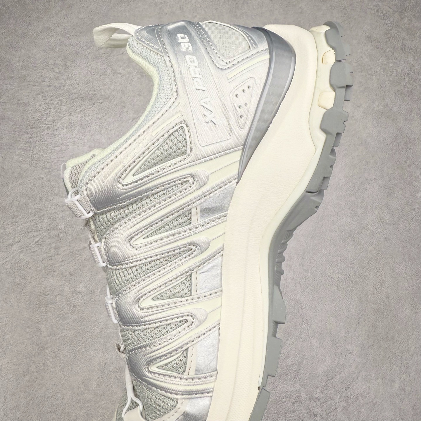 图片[7]-＃HP纯原 SALOMON XA Pro 3D ADV 萨洛蒙潮流越野机能户外功能鞋 虎扑平台特供订单 耗时半年巨作 全套原纸板楦头开发 原厂特供网布配套加持 确保原汁原味 完美呈现版型 原档数据独家私模五层组合大底 男女鞋同步官方开发至46.5 原装Ortholite轻量化鞋垫 中底布带钢印编号 原厂TPU锁扣 进口港宝加持 后跟自然饱满 还原公司包裹性 鞋面采用SENSIFT贴合技术 全方位贴合包裹脚型 鞋跟部鞋底牵引设计 提供强大的抓地性能 更适应野外崎岖不平的道路 其3D ADVANCED CHASSIS底盘 材料轻量大化 钉齿设计更具稳定性 防护性 鞋底易磨损区运用CONTAGRIP高耐磨材料 应对城市硬质路面长距离跑考验 尺码：36 36.5 37.5 38 38.5 39 40 40.5 41 42 42.5 43 44 44.5 45 46 46.5-选品中心