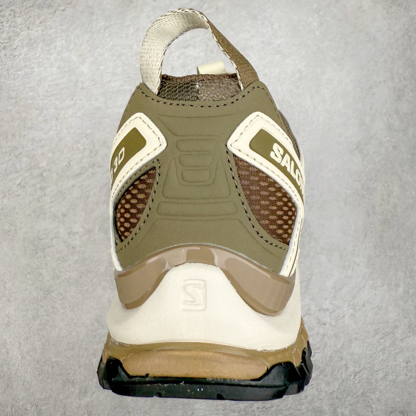 图片[8]-＃HP纯原 SALOMON XA Pro 3D ADV 萨洛蒙潮流越野机能户外功能鞋 虎扑平台特供订单 耗时半年巨作 全套原纸板楦头开发 原厂特供网布配套加持 确保原汁原味 完美呈现版型 原档数据独家私模五层组合大底 男女鞋同步官方开发至46.5 原装Ortholite轻量化鞋垫 中底布带钢印编号 原厂TPU锁扣 进口港宝加持 后跟自然饱满 还原公司包裹性 鞋面采用SENSIFT贴合技术 全方位贴合包裹脚型 鞋跟部鞋底牵引设计 提供强大的抓地性能 更适应野外崎岖不平的道路 其3D ADVANCED CHASSIS底盘 材料轻量大化 钉齿设计更具稳定性 防护性 鞋底易磨损区运用CONTAGRIP高耐磨材料 应对城市硬质路面长距离跑考验 尺码：36 36.5 37.5 38 38.5 39 40 40.5 41 42 42.5 43 44 44.5 45 46 46.5-选品中心