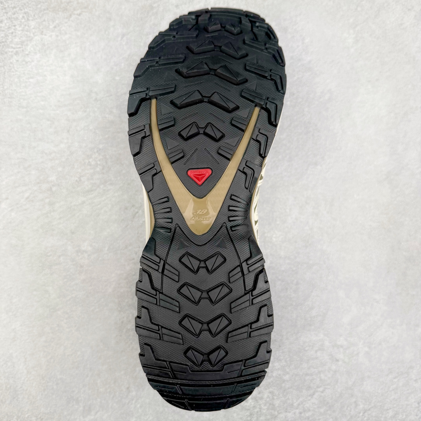 图片[9]-＃HP纯原 SALOMON XA Pro 3D ADV 萨洛蒙潮流越野机能户外功能鞋 虎扑平台特供订单 耗时半年巨作 全套原纸板楦头开发 原厂特供网布配套加持 确保原汁原味 完美呈现版型 原档数据独家私模五层组合大底 男女鞋同步官方开发至46.5 原装Ortholite轻量化鞋垫 中底布带钢印编号 原厂TPU锁扣 进口港宝加持 后跟自然饱满 还原公司包裹性 鞋面采用SENSIFT贴合技术 全方位贴合包裹脚型 鞋跟部鞋底牵引设计 提供强大的抓地性能 更适应野外崎岖不平的道路 其3D ADVANCED CHASSIS底盘 材料轻量大化 钉齿设计更具稳定性 防护性 鞋底易磨损区运用CONTAGRIP高耐磨材料 应对城市硬质路面长距离跑考验 尺码：36 36.5 37.5 38 38.5 39 40 40.5 41 42 42.5 43 44 44.5 45 46 46.5-选品中心