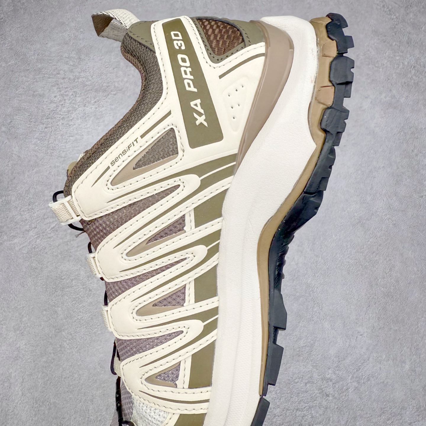 图片[7]-＃HP纯原 SALOMON XA Pro 3D ADV 萨洛蒙潮流越野机能户外功能鞋 虎扑平台特供订单 耗时半年巨作 全套原纸板楦头开发 原厂特供网布配套加持 确保原汁原味 完美呈现版型 原档数据独家私模五层组合大底 男女鞋同步官方开发至46.5 原装Ortholite轻量化鞋垫 中底布带钢印编号 原厂TPU锁扣 进口港宝加持 后跟自然饱满 还原公司包裹性 鞋面采用SENSIFT贴合技术 全方位贴合包裹脚型 鞋跟部鞋底牵引设计 提供强大的抓地性能 更适应野外崎岖不平的道路 其3D ADVANCED CHASSIS底盘 材料轻量大化 钉齿设计更具稳定性 防护性 鞋底易磨损区运用CONTAGRIP高耐磨材料 应对城市硬质路面长距离跑考验 尺码：36 36.5 37.5 38 38.5 39 40 40.5 41 42 42.5 43 44 44.5 45 46 46.5-选品中心