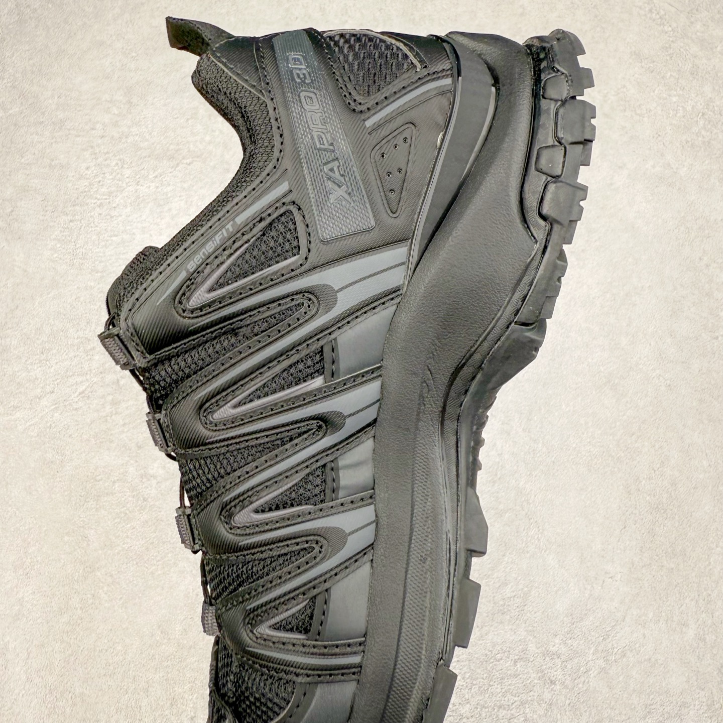 图片[7]-＃HP纯原 SALOMON XA Pro 3D ADV 萨洛蒙潮流越野机能户外功能鞋 虎扑平台特供订单 耗时半年巨作 全套原纸板楦头开发 原厂特供网布配套加持 确保原汁原味 完美呈现版型 原档数据独家私模五层组合大底 男女鞋同步官方开发至46.5 原装Ortholite轻量化鞋垫 中底布带钢印编号 原厂TPU锁扣 进口港宝加持 后跟自然饱满 还原公司包裹性 鞋面采用SENSIFT贴合技术 全方位贴合包裹脚型 鞋跟部鞋底牵引设计 提供强大的抓地性能 更适应野外崎岖不平的道路 其3D ADVANCED CHASSIS底盘 材料轻量大化 钉齿设计更具稳定性 防护性 鞋底易磨损区运用CONTAGRIP高耐磨材料 应对城市硬质路面长距离跑考验 尺码：36 36.5 37.5 38 38.5 39 40 40.5 41 42 42.5 43 44 44.5 45 46 46.5-选品中心