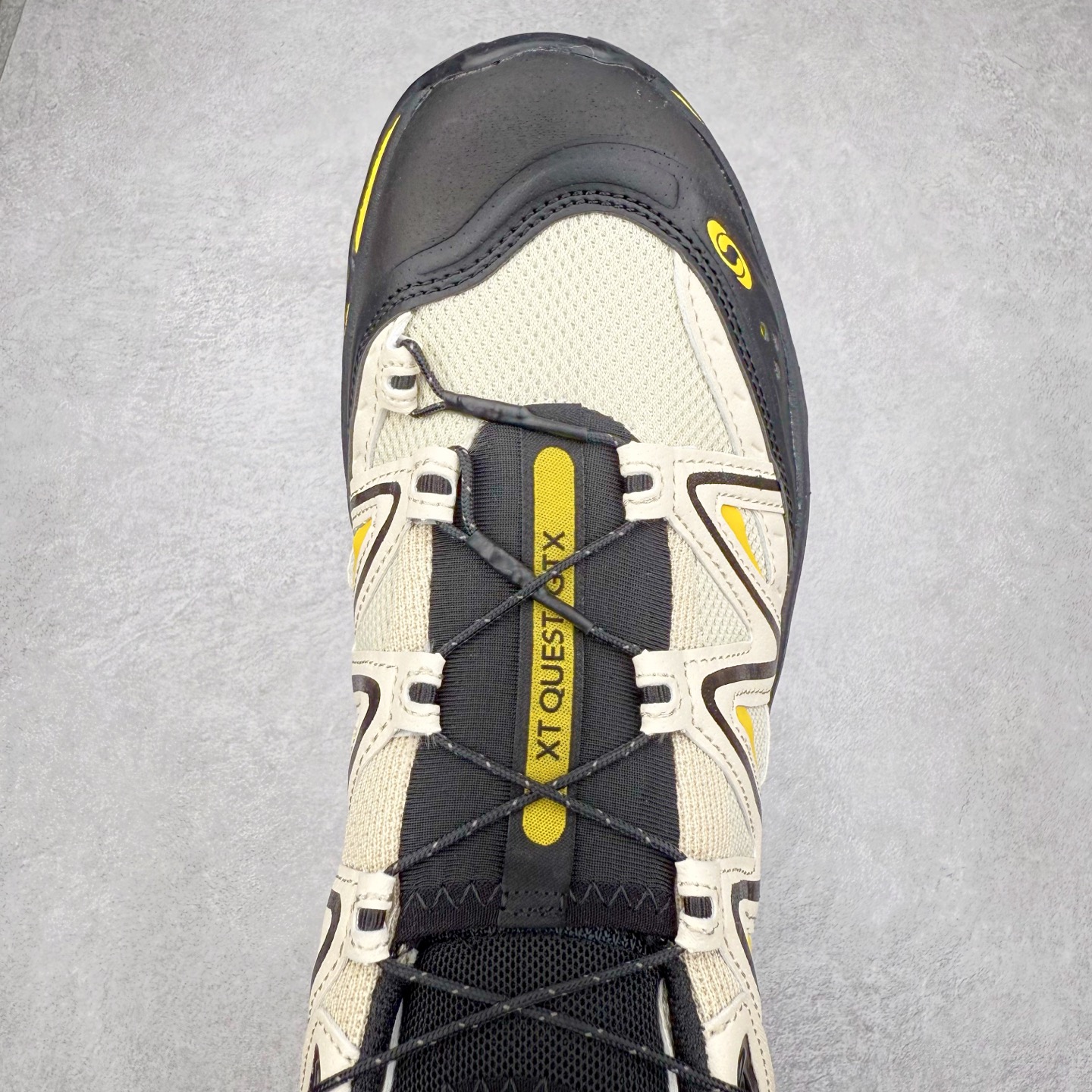 图片[4]-＃福利特价️ Salomon XT-QUEST ADV 萨洛蒙潮流越野机能户外功能鞋 纯原外贸平台特供订单 耗时半年巨作 全套原纸板楦头开发 原厂特供网布配套加持 确保原汁原味 完美呈现版型 原档数据独家私模五层组合大底 男女鞋同步官方开发至46.5 原装Ortholite轻量化鞋垫 中底布带钢印编号 原厂TPU锁扣 进口港宝加持 后跟自然饱满 还原公司包裹性 基于 SALOMON 初代 XT 鞋身造型并搭载 4D ADVANCED CHASSIS™ 大底打造而成 为这款 XT-QUEST 带来了多项足部控制与保护等功能性 如在运动过程中控制左右晃动的过程而提高稳定性、改善长途越野过程中足中到足尖的过渡、提高感知岩石的精确度以抵抗尖锐物体对脚底的伤害以及采用动态缓冲来增强穿着舒适感 从而减轻疲劳感 使 XT-QUEST 成为一双舒适且安全的户外之履 尺码：36 36.5 37.5 38 38.5 39 40 40.5 41 42 42.5 43 44 44.5 45-选品中心