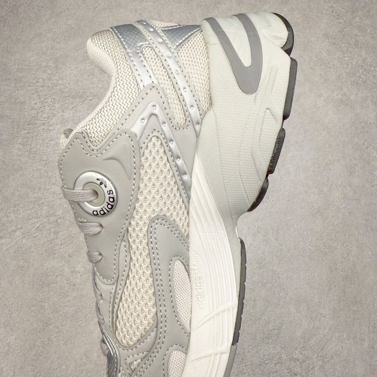 图片[7]-AD Original Astir 耐磨复古运动休闲鞋 鞋款灵感来自2000年代的跑步款式 鞋面和超大号孔眼进行更新复古色系搭配经典蓝白色 金色线条贯穿鞋身 增强鞋整体的流线感拼接设计 整体更显得有层次感，更有老爹鞋的味道网面透气设计 夏日出门也不会感到闷脚既舒适又透气带点稍微厚底的中底特殊材料 上脚偏软非常显高显瘦 休闲运动都可以搭配 尺码：35.5 36 36.5 37.5 38 38.5 39 40 40.5 41 42 42.5 43 44 44.5 45-选品中心