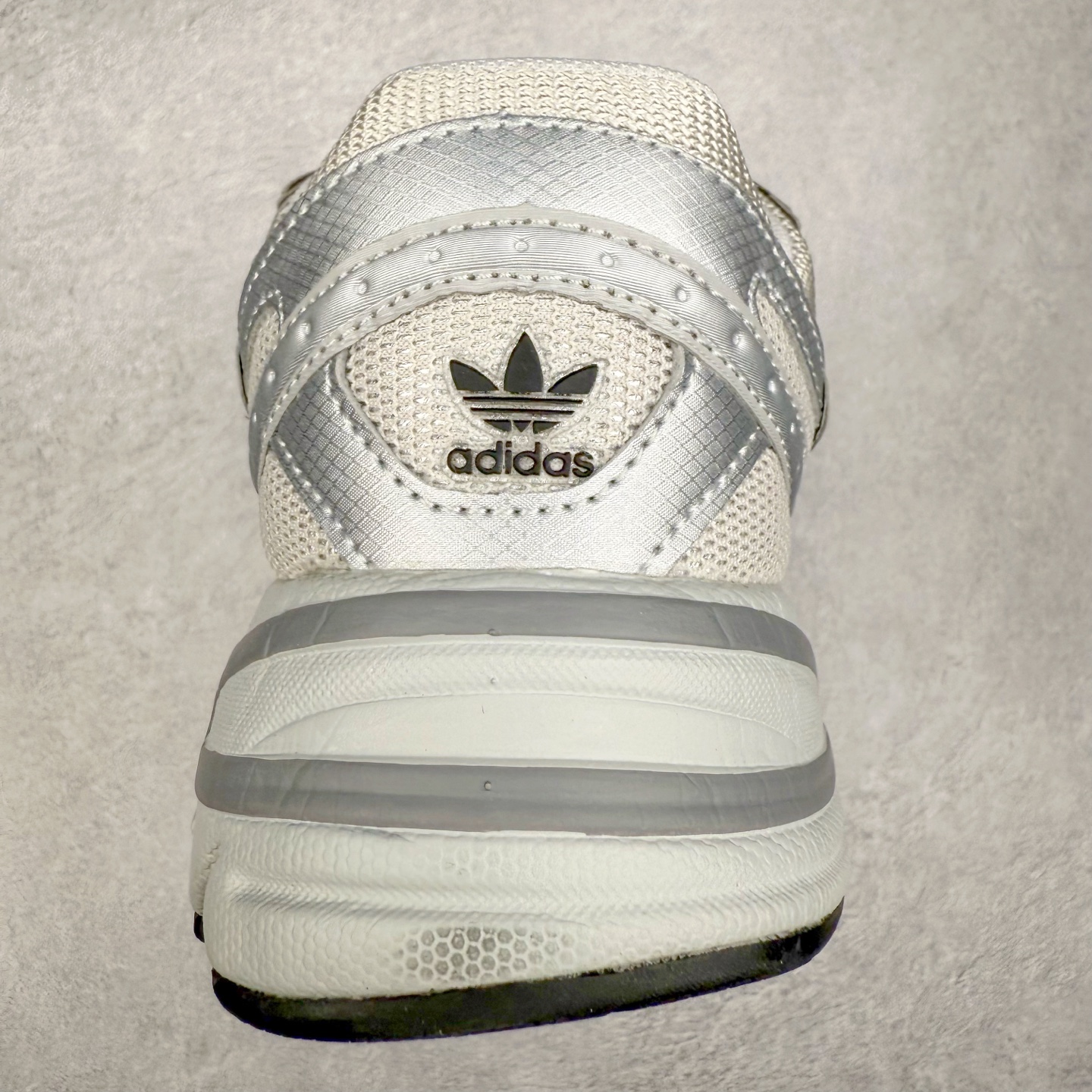 图片[8]-AD Original Astir 耐磨复古运动休闲鞋 鞋款灵感来自2000年代的跑步款式 鞋面和超大号孔眼进行更新复古色系搭配经典蓝白色 金色线条贯穿鞋身 增强鞋整体的流线感拼接设计 整体更显得有层次感，更有老爹鞋的味道网面透气设计 夏日出门也不会感到闷脚既舒适又透气带点稍微厚底的中底特殊材料 上脚偏软非常显高显瘦 休闲运动都可以搭配 尺码：35.5 36 36.5 37.5 38 38.5 39 40 40.5 41 42 42.5 43 44 44.5 45-选品中心