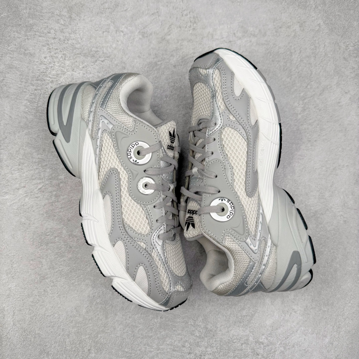 图片[3]-AD Original Astir 耐磨复古运动休闲鞋 鞋款灵感来自2000年代的跑步款式 鞋面和超大号孔眼进行更新复古色系搭配经典蓝白色 金色线条贯穿鞋身 增强鞋整体的流线感拼接设计 整体更显得有层次感，更有老爹鞋的味道网面透气设计 夏日出门也不会感到闷脚既舒适又透气带点稍微厚底的中底特殊材料 上脚偏软非常显高显瘦 休闲运动都可以搭配 尺码：35.5 36 36.5 37.5 38 38.5 39 40 40.5 41 42 42.5 43 44 44.5 45-选品中心