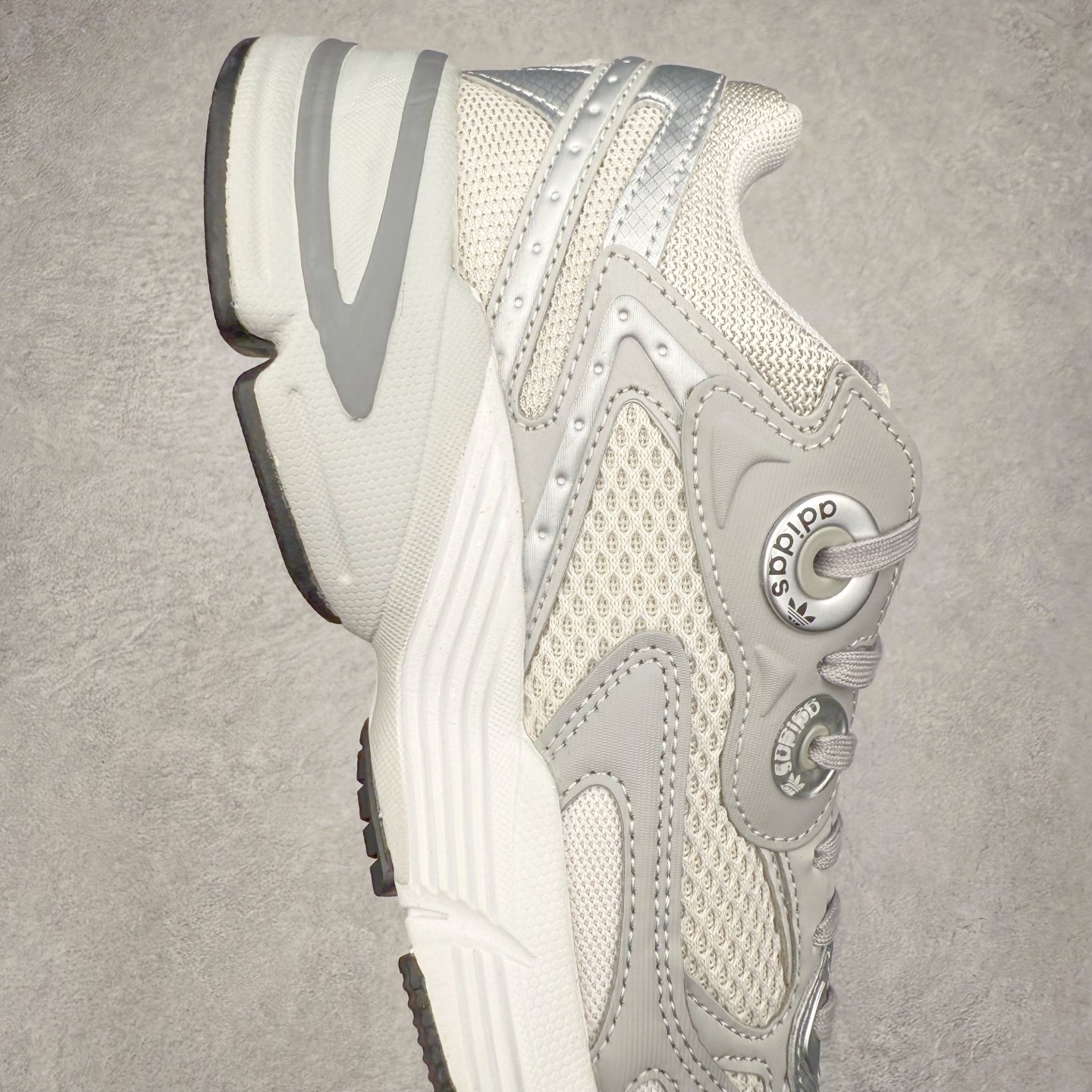 图片[6]-AD Original Astir 耐磨复古运动休闲鞋 鞋款灵感来自2000年代的跑步款式 鞋面和超大号孔眼进行更新复古色系搭配经典蓝白色 金色线条贯穿鞋身 增强鞋整体的流线感拼接设计 整体更显得有层次感，更有老爹鞋的味道网面透气设计 夏日出门也不会感到闷脚既舒适又透气带点稍微厚底的中底特殊材料 上脚偏软非常显高显瘦 休闲运动都可以搭配 尺码：35.5 36 36.5 37.5 38 38.5 39 40 40.5 41 42 42.5 43 44 44.5 45-选品中心