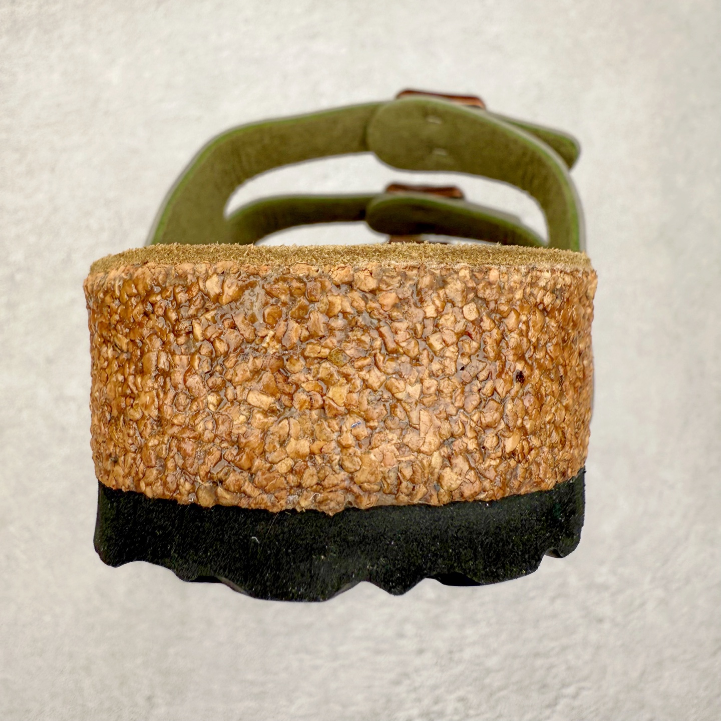 图片[8]-Birkenstock Ramses 系列 勃肯夹趾皮革绒面双扣时尚人字拖拖鞋 牛皮绒面革质地柔软 搭配可调节鞋扣提升穿着舒适度 人体工学设计分散脚部压力 保护脚踝 软木乳胶鞋床具有一定的收缩性 长时间穿着后能贴合脚型 EVA鞋底回弹性和抗张性力高 具有良好的防震、缓冲性 四季皆宜 柔软的鞋床采用额外的泡沫缓冲层 提供额外的舒适感和全天支撑 全网独家首发 源于德国的严谨工艺 牛巴戎面 中层松木 EVA 三层组合大底 优质牛皮面料五金扣 出口订单 尺码：35-44-选品中心