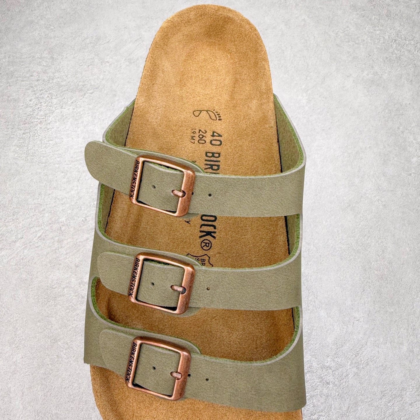图片[5]-Birkenstock Ramses 系列 勃肯夹趾皮革绒面双扣时尚人字拖拖鞋 牛皮绒面革质地柔软 搭配可调节鞋扣提升穿着舒适度 人体工学设计分散脚部压力 保护脚踝 软木乳胶鞋床具有一定的收缩性 长时间穿着后能贴合脚型 EVA鞋底回弹性和抗张性力高 具有良好的防震、缓冲性 四季皆宜 柔软的鞋床采用额外的泡沫缓冲层 提供额外的舒适感和全天支撑 全网独家首发 源于德国的严谨工艺 牛巴戎面 中层松木 EVA 三层组合大底 优质牛皮面料五金扣 出口订单 尺码：35-44-选品中心