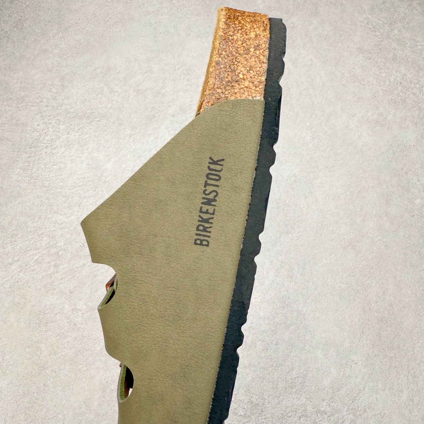 图片[7]-Birkenstock Ramses 系列 勃肯夹趾皮革绒面双扣时尚人字拖拖鞋 牛皮绒面革质地柔软 搭配可调节鞋扣提升穿着舒适度 人体工学设计分散脚部压力 保护脚踝 软木乳胶鞋床具有一定的收缩性 长时间穿着后能贴合脚型 EVA鞋底回弹性和抗张性力高 具有良好的防震、缓冲性 四季皆宜 柔软的鞋床采用额外的泡沫缓冲层 提供额外的舒适感和全天支撑 全网独家首发 源于德国的严谨工艺 牛巴戎面 中层松木 EVA 三层组合大底 优质牛皮面料五金扣 出口订单 尺码：35-44-选品中心