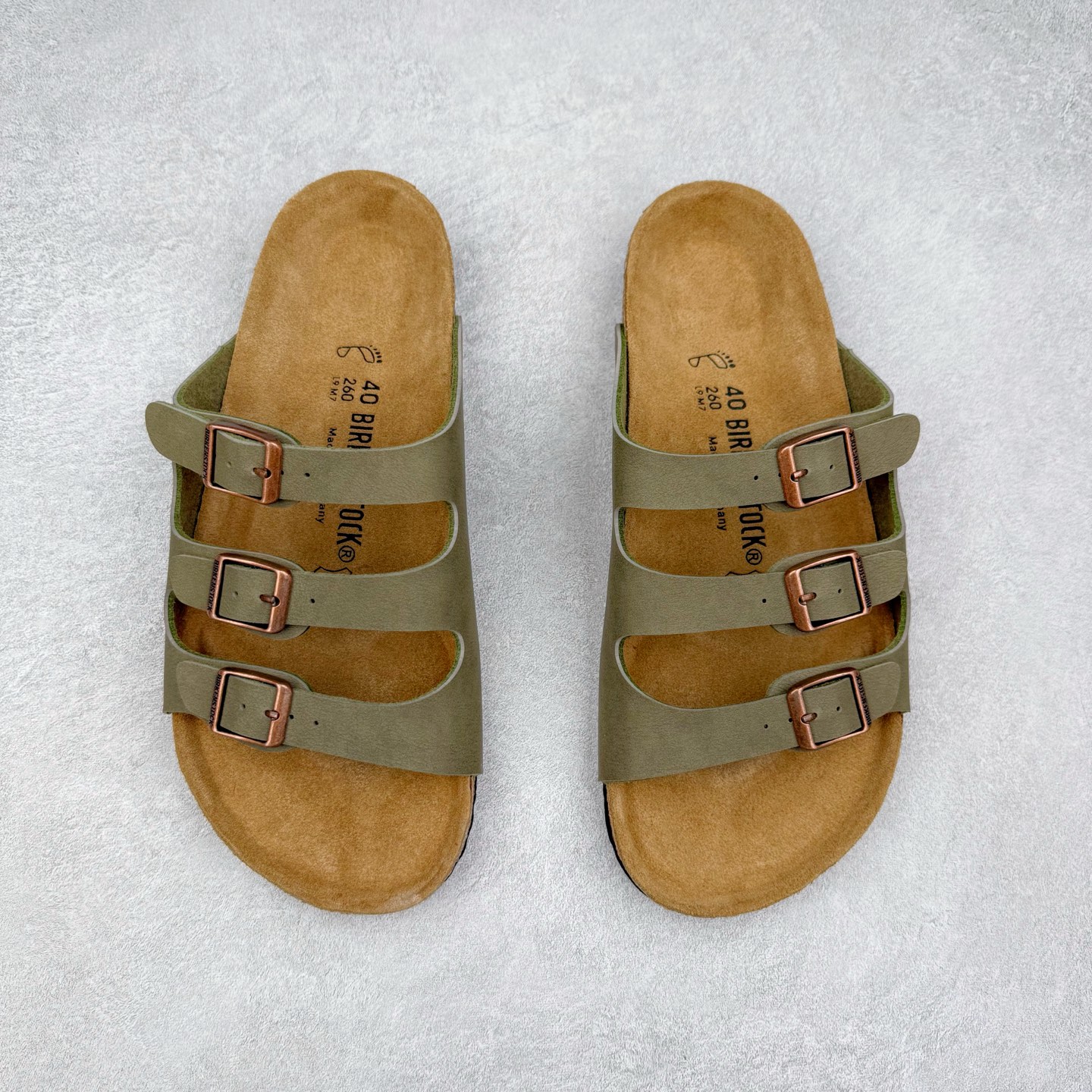 图片[2]-Birkenstock Ramses 系列 勃肯夹趾皮革绒面双扣时尚人字拖拖鞋 牛皮绒面革质地柔软 搭配可调节鞋扣提升穿着舒适度 人体工学设计分散脚部压力 保护脚踝 软木乳胶鞋床具有一定的收缩性 长时间穿着后能贴合脚型 EVA鞋底回弹性和抗张性力高 具有良好的防震、缓冲性 四季皆宜 柔软的鞋床采用额外的泡沫缓冲层 提供额外的舒适感和全天支撑 全网独家首发 源于德国的严谨工艺 牛巴戎面 中层松木 EVA 三层组合大底 优质牛皮面料五金扣 出口订单 尺码：35-44-选品中心