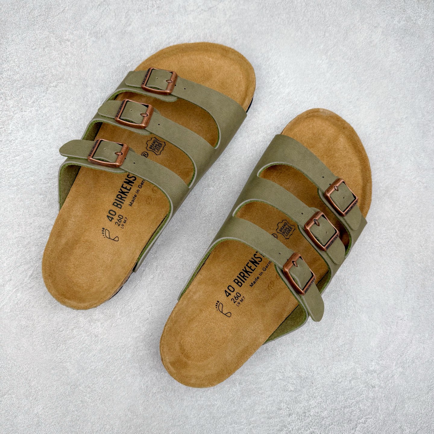 图片[3]-Birkenstock Ramses 系列 勃肯夹趾皮革绒面双扣时尚人字拖拖鞋 牛皮绒面革质地柔软 搭配可调节鞋扣提升穿着舒适度 人体工学设计分散脚部压力 保护脚踝 软木乳胶鞋床具有一定的收缩性 长时间穿着后能贴合脚型 EVA鞋底回弹性和抗张性力高 具有良好的防震、缓冲性 四季皆宜 柔软的鞋床采用额外的泡沫缓冲层 提供额外的舒适感和全天支撑 全网独家首发 源于德国的严谨工艺 牛巴戎面 中层松木 EVA 三层组合大底 优质牛皮面料五金扣 出口订单 尺码：35-44-选品中心
