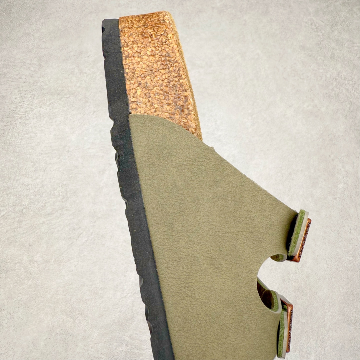 图片[6]-Birkenstock Ramses 系列 勃肯夹趾皮革绒面双扣时尚人字拖拖鞋 牛皮绒面革质地柔软 搭配可调节鞋扣提升穿着舒适度 人体工学设计分散脚部压力 保护脚踝 软木乳胶鞋床具有一定的收缩性 长时间穿着后能贴合脚型 EVA鞋底回弹性和抗张性力高 具有良好的防震、缓冲性 四季皆宜 柔软的鞋床采用额外的泡沫缓冲层 提供额外的舒适感和全天支撑 全网独家首发 源于德国的严谨工艺 牛巴戎面 中层松木 EVA 三层组合大底 优质牛皮面料五金扣 出口订单 尺码：35-44-选品中心