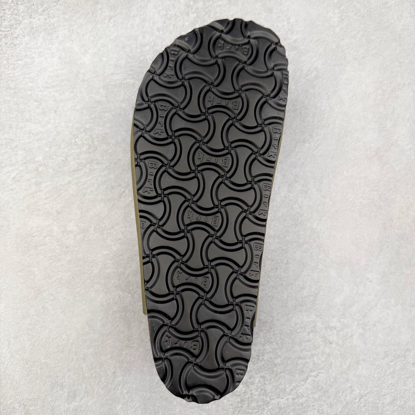 图片[9]-Birkenstock Ramses 系列 勃肯夹趾皮革绒面双扣时尚人字拖拖鞋 牛皮绒面革质地柔软 搭配可调节鞋扣提升穿着舒适度 人体工学设计分散脚部压力 保护脚踝 软木乳胶鞋床具有一定的收缩性 长时间穿着后能贴合脚型 EVA鞋底回弹性和抗张性力高 具有良好的防震、缓冲性 四季皆宜 柔软的鞋床采用额外的泡沫缓冲层 提供额外的舒适感和全天支撑 全网独家首发 源于德国的严谨工艺 牛巴戎面 中层松木 EVA 三层组合大底 优质牛皮面料五金扣 出口订单 尺码：35-44-选品中心